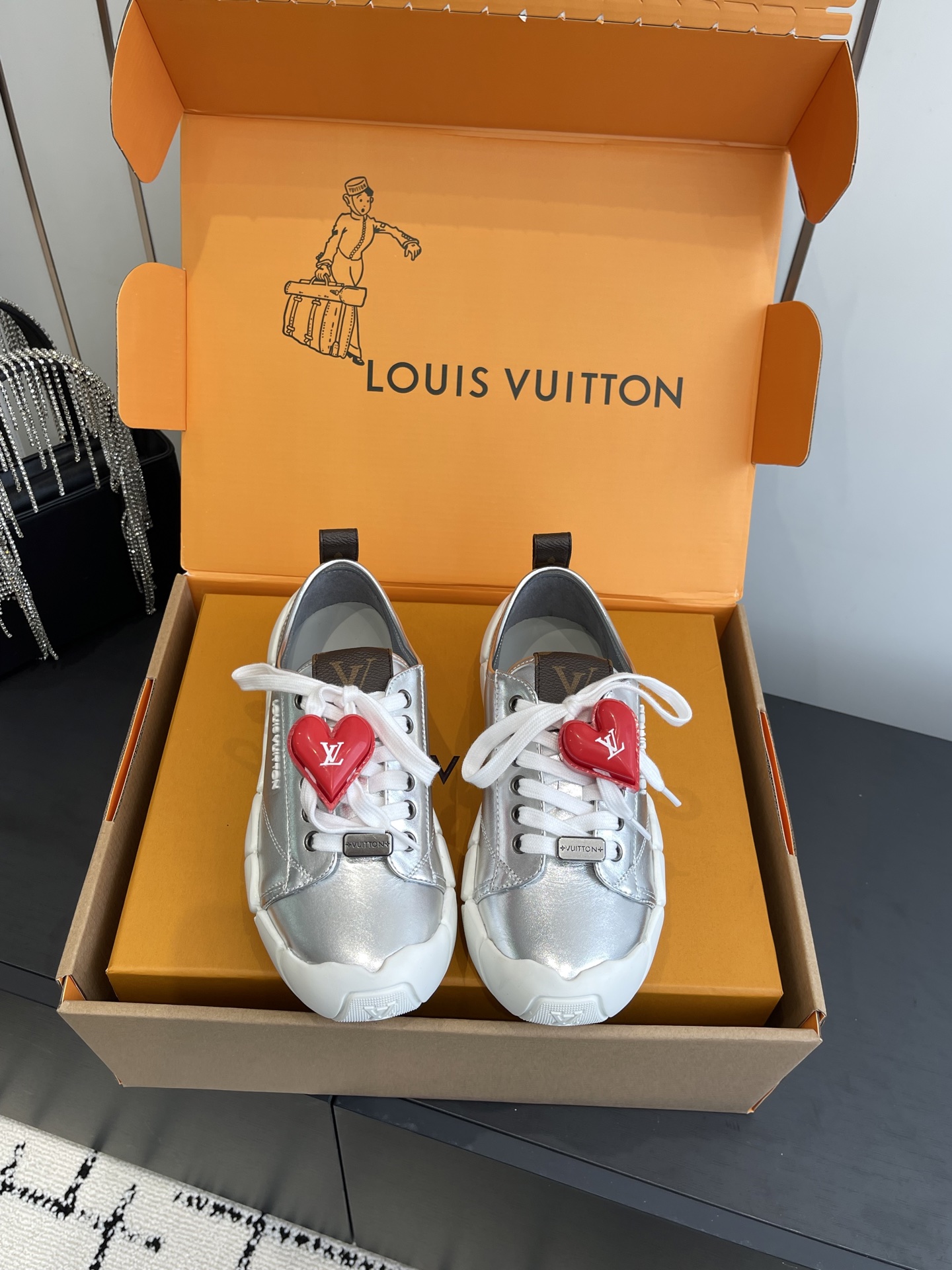 NO:475505,Accessories 60 Louis Vuitton 25ss LV autumn and winter new thick sole casual white shoes. It is cute and age-reducing. It is not afraid of making your legs look short. When you wear it, your legs look thin and straight. It is super recommended!  Simple and easy to match makes your legs look long!  Full texture, clear texture and shiny. The shoes are made of soft cowhide leather to create a soft upper, combined with a thick but light rubber outsole, interpreting the trendy style of both hard and soft. Imported calfskin upper, inner sheepskin outsole Tpu original material, size 34-40 (40 customized), casual shoes/sports shoes, louis vuitton, louis vuitton, louis vuitton, louis vuitton, sneakers, cowhide, sheepskin19860909配饰60 Louis Vuitton 路易威登25ss LV秋冬新款厚底 休闲小白鞋 可爱十足非常减龄,完全不害怕显腿短,穿上后显得腿又瘦又直,超级推荐！简约好搭超显腿长！质感满满,纹理清晰,有光泽. 鞋以柔软牛皮革塑造柔美鞋面,结合厚实而不失轻盈的橡胶外底,诠释刚柔并济的潮流格调. 鞋面进口小牛皮 内里羊皮大底Tpu原版材料 码数34-40（40订做）,休闲鞋/运动鞋,louis vuitton,louis vuitton,louis vuitton,sneakers,cowhide,sheepskin,Women's Shoes