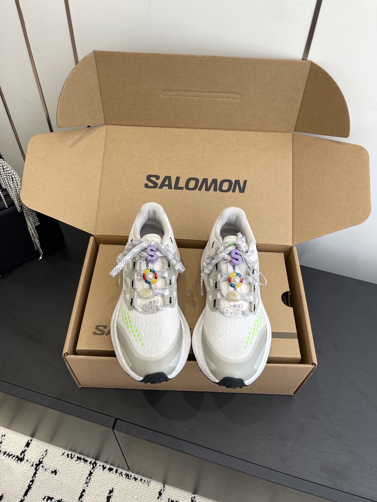 NO:475481,Accessories 30 SALOMON XT WHISPER MM6 co-branded outdoor casual sneakers top version, a new interpretation focuses on its aerodynamic appearance, the iconic white and cream color bring urban style. The other pair is made of pure black to highlight the textured details. The iconic sneakers are refined into a new urban classic to bring silence to SALOMON. The original imported cowhide + breathable mesh. The inner lining original imported breathable mesh. The sole is original open mold-proof rubber outsole. The sole is 4CM thick. The size is 35-45 (for women 40 and 45 for men). Casual shoes/sports shoes, masion margiela, sneakers, cowhide19860909配饰30 SALOMON XT WHISPER 萨洛蒙 MM6联名款户外 休闲 运动鞋 顶级版本,全新演绎的专注于其空气动力学的外观上,标志性白色与奶油色带来都市风格. 另一双则以纯粹的黑色打造,突出富质感的细节,标志性运动鞋被提炼为新的都市经典为 SALOMON 带来静谧气息 面料原版进口牛皮＋透气网面 内里原版进口透气网里 鞋底原版开模防滑橡胶大底 底厚4CM 码数35-45（女40 男45定做）,休闲鞋/运动鞋,masion margiela,sneakers,cowhide,Women's Shoes