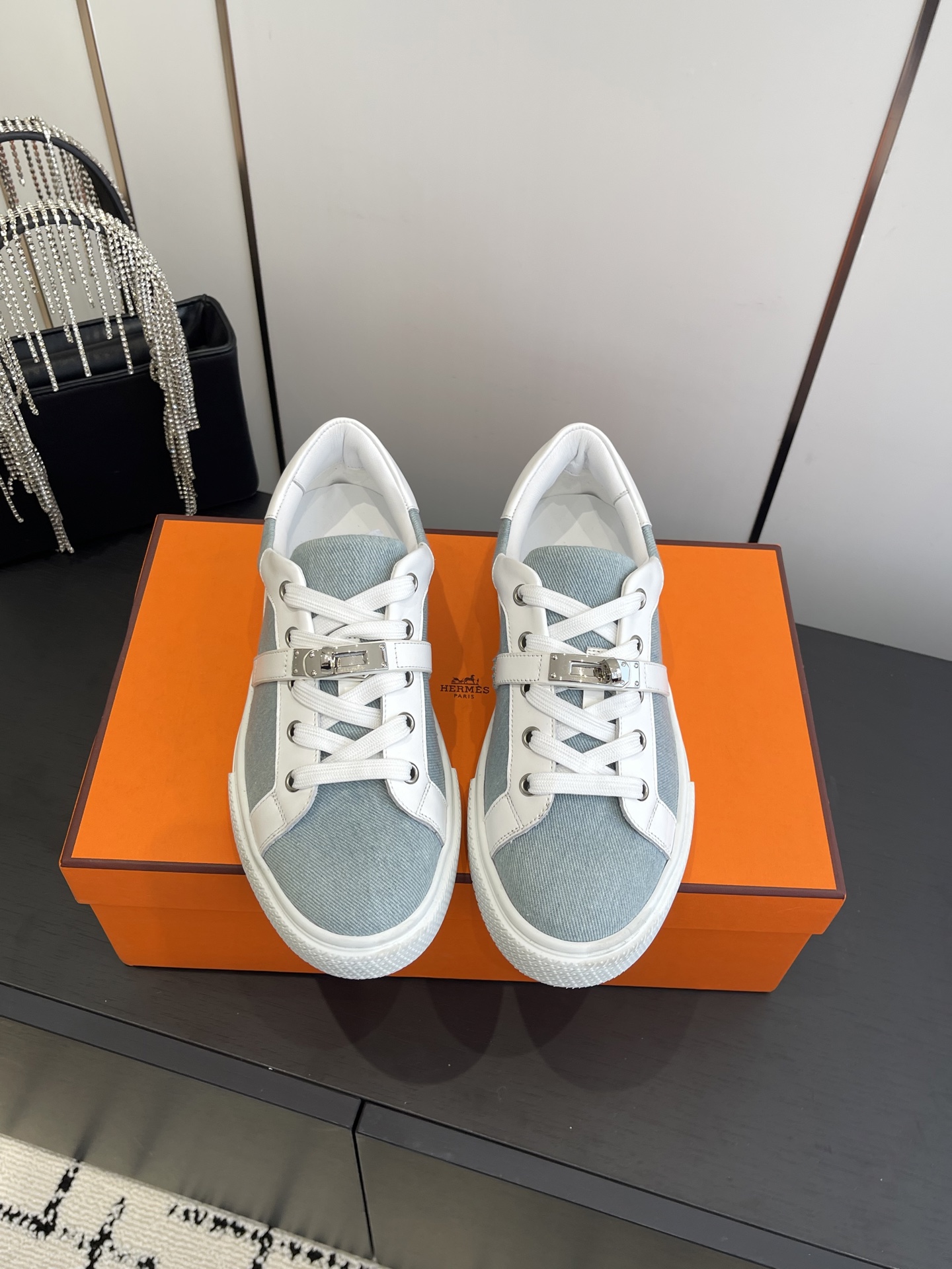 NO:475535,Women's style Hermes Kelly buckle loafer style Sports shoes Couple style Top version Synchronized counter new details are particularly attentive Elegant splicing elements Fashionable fly-woven lace-up method Add a casual atmosphere Create a fashionable urban style Perfectly fit the foot shape, naturally outline the fashionable outline to achieve visual impact effect Fully interpret a different sports style Imported cowhide fabric, Canvas material inner lining Yangjing/foot-pad mixed-bred sheepskin original mold opening tpu outsole Size 35-45 (four 40, men 45 customized), casual shoes/sports, hermes, hermes, loafers, sneakers, cowhide, sheepskin, sheep19860909女款 男款 Hermes爱马仕 Kelly扣 乐福鞋风格 运动鞋板鞋 情侣款 顶级版本  同步专柜上新 鞋子的每一个细节都特别用心 雅致的拼接元素 时尚飞织系带方式 增添休闲的气息 打造时尚都市造型  完美契合脚型,自然的勾勒出时尚的轮廓 达到视觉上的冲击效果 充分演绎不一样的运动风格 面料进口牛皮 帆布材质内里羊京/垫脚混种羊皮原版开模tpu 大底 码数35-45（女40 男45订做）,休闲鞋/运动鞋,hermes,hermes,loafers,sneakers,cowhide,sheepskin,sheep,Women's Shoes