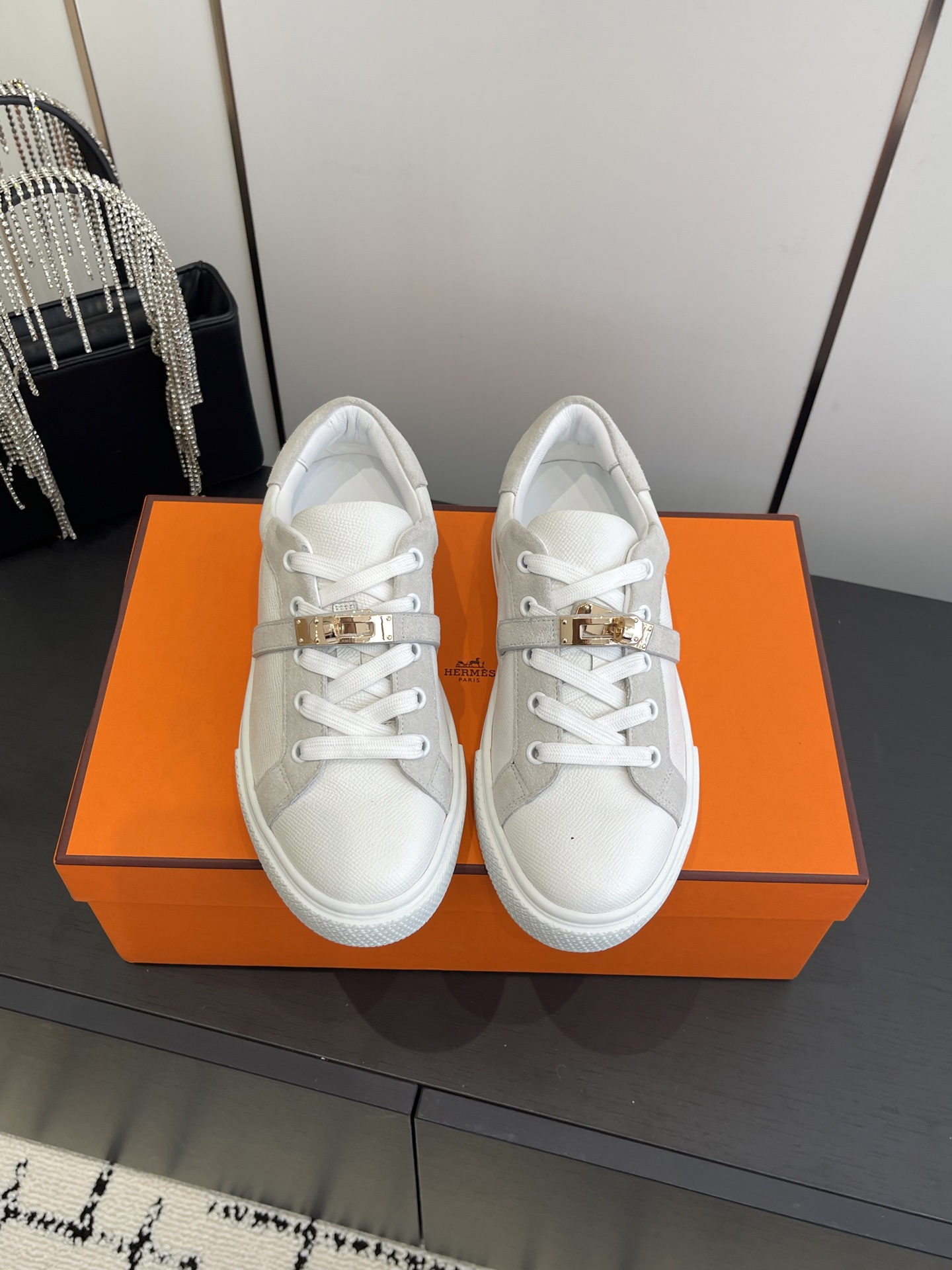 NO:475471,Women's style Hermes Kelly buckle loafer style Sports shoes Couple style Top version Synchronized counter new details are particularly attentive Elegant splicing elements Fashionable fly-woven lace-up method Add a casual atmosphere Create a fashionable urban style Perfectly fit the foot shape, naturally outline the fashionable outline to achieve visual impact effect Fully interpret a different sports style Imported cowhide fabric, Canvas material inner lining Yangjing/foot-pad mixed-bred sheepskin original mold opening tpu outsole Size 35-45 (four 40, men 45 customized), casual shoes/sports, hermes, hermes, loafers, sneakers, cowhide, sheepskin, sheep19860909女款 男款 Hermes 爱马仕 Kelly扣 乐福鞋风格 运动鞋板鞋 情侣款 顶级版本  同步专柜上新 鞋子的每一个细节都特别用心 雅致的拼接元素 时尚飞织系带方式 增添休闲的气息 打造时尚都市造型  完美契合脚型,自然的勾勒出时尚的轮廓 达到视觉上的冲击效果 充分演绎不一样的运动风格 面料进口牛皮 帆布材质内里羊京/垫脚混种羊皮原版开模tpu 大底 码数35-45（女40 男45订做）,休闲鞋/运动鞋,hermes,hermes,loafers,sneakers,cowhide,sheepskin,sheep,Women's Shoes