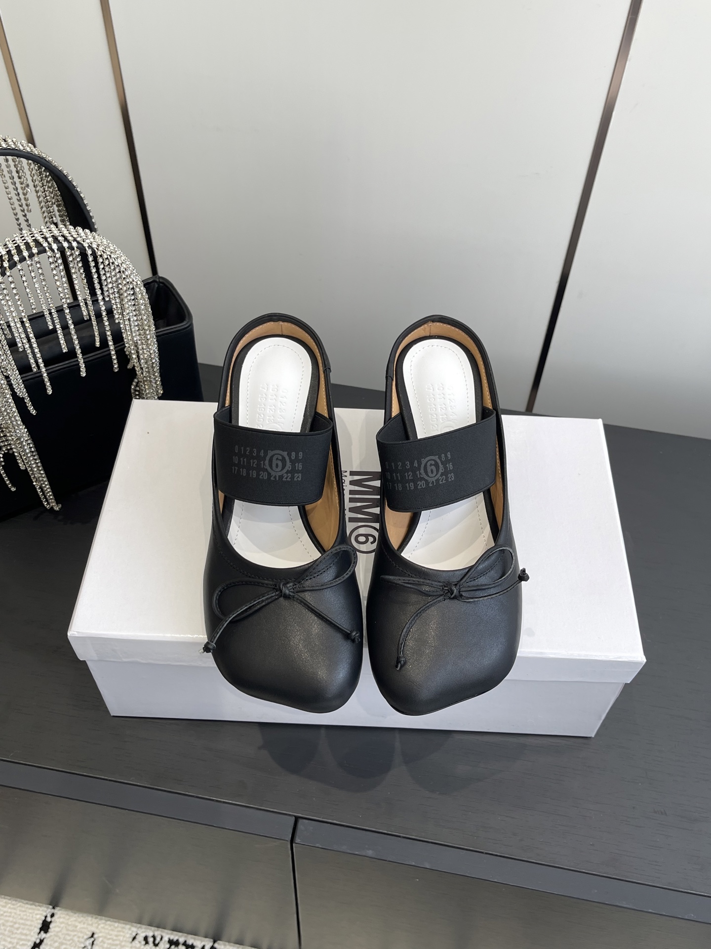 NO:480940,Cowhide MM6 Magila 25ss latest high heel apple head bow single half slippers Classic diagonal toe plus cylindrical heel, high-end and decent, can be beautiful when worn, full of temperament, brand elastic band design embellishment, adds a gorgeous and romantic feeling, it is easy to be attracted at a glance, matched with a wide range of occasions, can show elegant charm and temperament in daily life or party activities. Upper material fabric/cowhide elastic band design Sheepskin footbed genuine leather sole Heel height 5 cm Size: 35-39 (40 customized), single shoes, masion margiela,masion margiela,slippers,cowhide,sheepskin,Leather soles19860909牛皮面MM6 马吉拉 25ss最新高跟苹果头蝴蝶结单鞋半拖鞋 经典斜方头加圆柱跟 高级又不失体面 怎么穿都能美美的出街 气质满满 品牌弹力带设计点缀 更增添了份华丽浪漫感很容易一眼就被吸引 搭配场合也挺广泛的日常或者派对活动都能展现优雅的魅力气质 鞋面材质布面/牛皮面松紧带设计 羊皮垫脚 真皮大底 跟高5厘米 码数:35-39 (40定做）,单鞋,masion margiela,masion margiela,slippers,cowhide,sheepskin,Leather soles,Women's Shoes