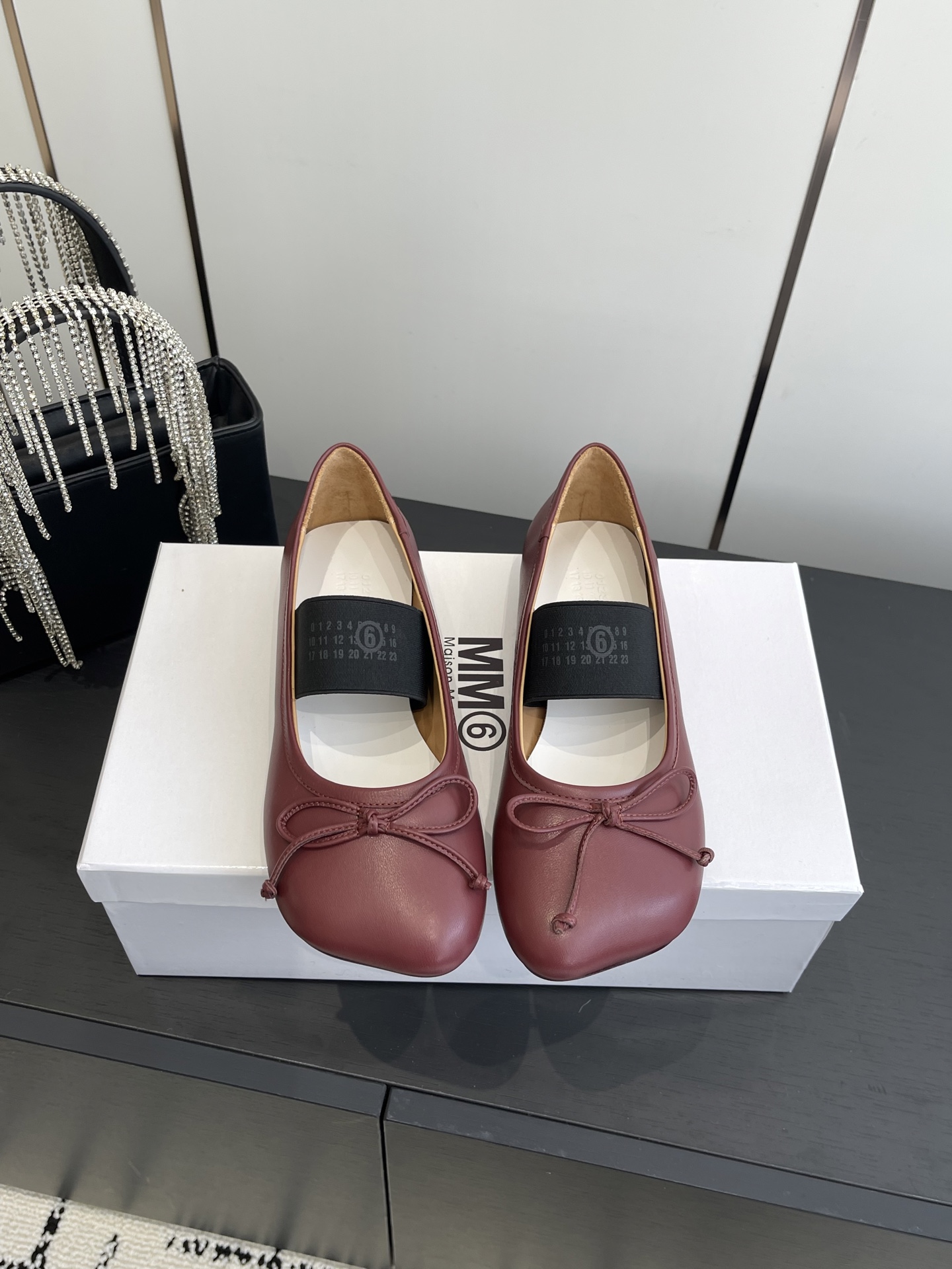 NO:480934,MM6 Magila 25ss latest bow single shoes, classic diagonal square toe retro color design, high-end and decent, can be beautiful when worn, brand elastic band design embellishment, adds a gorgeous and romantic feeling, it is easy to be attracted at a glance, matched with a wide range of occasions, can show elegant charm and temperament in daily life or party activities. Upper material cowhide elastic band design, sheepskin footbed, genuine leather soles Size: 35-39 (40 customized), single shoes, masion margiela, masion margiela, cowhide, sheepskin, Leather soles19860909MM6 马吉拉 25ss最新蝴蝶结单鞋 经典斜方头复古擦色设计 高级又不失体面 怎么穿都能美美的出街 品牌弹力带设计点缀 更增添了份华丽浪漫感很容易一眼就被吸引 搭配场合也挺广泛的日常或者派对活动都能展现优雅的魅力气质 鞋面材质牛皮面松紧带设计 羊皮垫脚 真皮大底 码数: 35-39 (40定做）,单鞋,masion margiela,masion margiela,cowhide,sheepskin,Leather soles,Women's Shoes