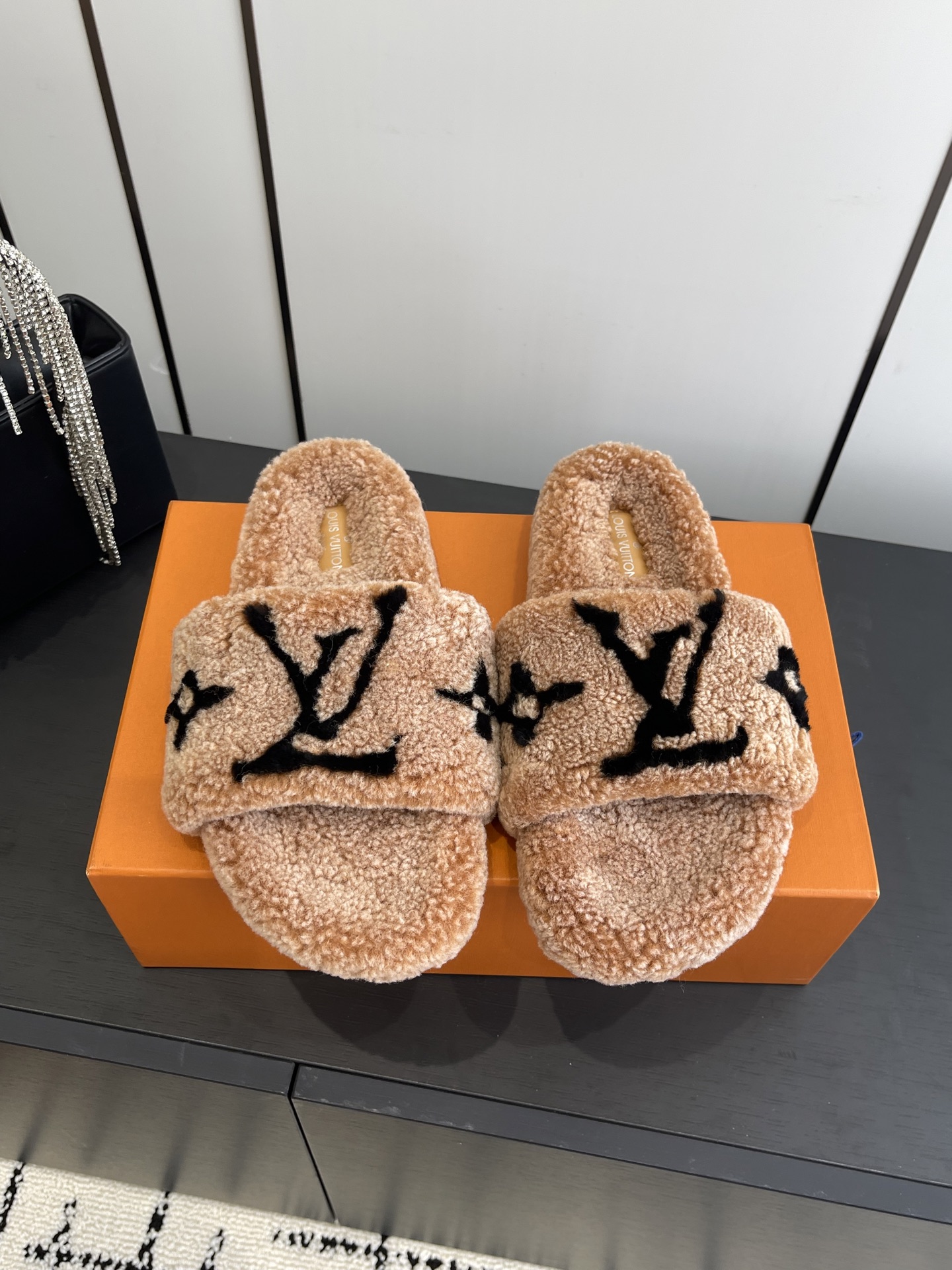 NO:480927,Louis Vuitton Autumn and Winter New Wet Shoes This Paseo Comfort flat-sole wool is made of delicate wool as wide letters and Monogram flowers, and is wrapped with a wool sole and is paired with a light tread rubber outsole, suitable for both indoor and outdoor wear. The rice is super warm, and it feels like stepping on a cloud. The whole wool is made in one piece, exquisite and high-end!  Let the price of this pair of hair pulls increase sharply, with a size of 35-40 (customized for 41.42), fur shoes and slippers, louis vuitton, louis vuitton, slippers19860909Louis Vuitton 路易威登 秋冬新款 毛毛鞋  本款 Paseo Comfort 平底毛拖采用细腻羊毛为宽幅 字母和 Monogram 花卉,再以羊毛鞋底围裹轻柔暖意,搭配轻盈胎面橡胶外底,室内户外穿着皆宜.米超温暖的感觉,穿上仿佛踩在云朵上 整张羊毛一体制作,精致高级！让这双毛拖身价陡增 码数35-40（41.42定做）,毛毛鞋拖鞋,louis vuitton,louis vuitton,slippers,Women's Shoes