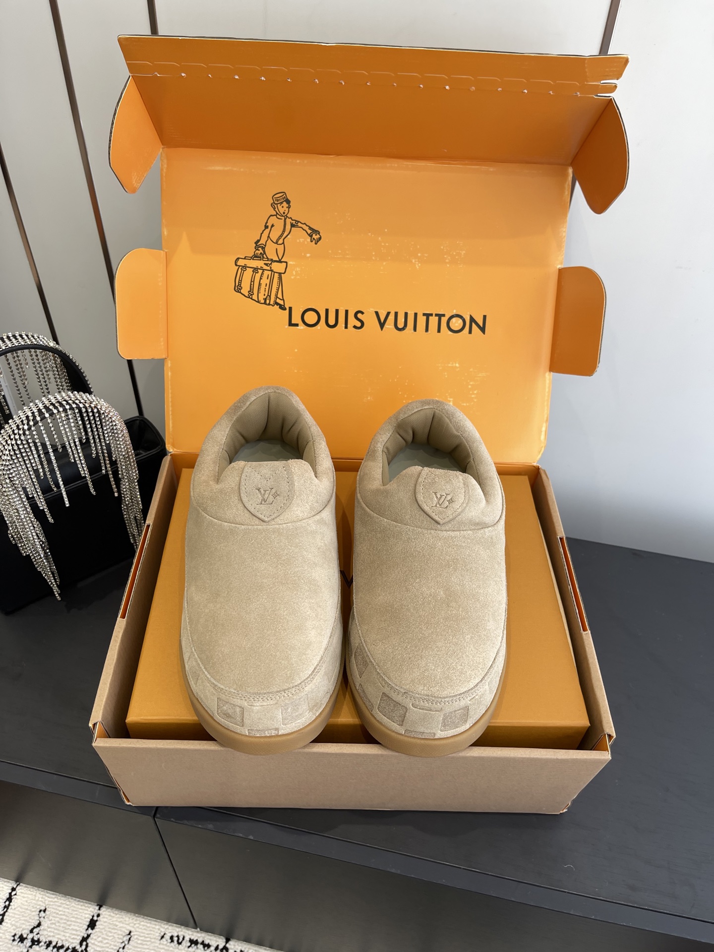 NO:484721,Top version Louis Vuotton 2025ss autumn and winter fat couple sneakers Lv YETI chubby and ugly looking super cute. The sole of the bear paw is also very cute. It is based on suede leather. The partially imprinted Nigo's reinterpreted LV Damier pattern cleverly echoes the Chinese tradition of taking off shoes. The aesthetics are integrated into the Chinese street genes. The palm print rubber outsole hides LV letters and Monogram flowers. The delicate craftsmanship made in Italy shows the brand's heritage in the comfortable slippery shoe shape. Size 35-45 (four 40 and men 45 customized), casual shoes/sports shoes, louis vuitton, louis vuitton, sneakers, cowhide19860909顶级版本 Louis Vuotton 2025ss秋冬胖丁情侣款运动鞋 Lv YETI 胖嘟嘟哒 样子丑荫超级可爱 熊掌鞋底也是很可爱 以绒面牛皮革为基底 局部压印Nigo重绎的LV Damier图案,巧妙呼应中国入室脱鞋传统 美学融入中国式街头基因 掌印橡胶外底暗藏LV字母与Monogram花卉 意大利制造的细腻工艺 在舒适便鞋型里尽显品牌底蕴 码数35-45（女40 男45定做）,休闲鞋/运动鞋,louis vuitton,louis vuitton,sneakers,cowhide,Women's Shoes