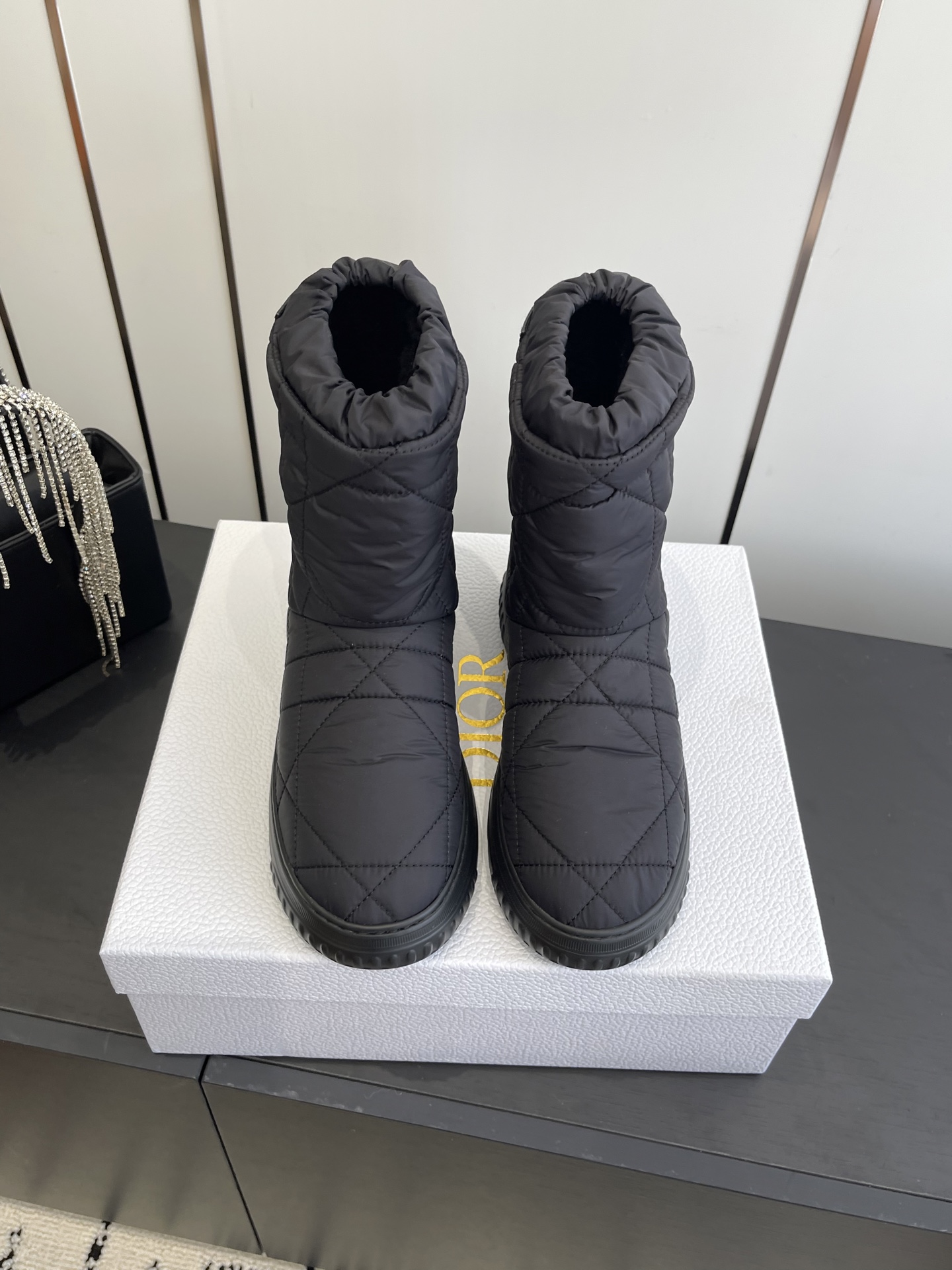 NO:484712,Dior new autumn and winter snow boots semi-torched Dior ankle boots cleverly blend the Dior Chez Moi series elements. They are made of Oblique printed velvet, Christian Dior” logo. Sheepskin fur is integrated with rope braided and Eva soles. They can be worn indoors or outdoors and can be matched with other Dior Chez Moi items. Fabric: ox back velvet Lining: Australian wool Size 35-41 (customized for 40 41), snow boots, dior, dior, boots, sheepskin19860909Dior 迪奥 秋冬新款雪地靴 半拖 这款Dior 及踝靴巧妙融合 Dior Chez Moi 系列元素 采用 Oblique 印花天鹅绒制作,Christian Dior”标志 羊皮毛一体搭配绳编与Eva 鞋底,室内或室外均可穿着,可与其他 Dior Chez Moi 单品搭配. 面料: 牛反绒 里料: 澳洲羊毛 码数35-41（40 41定做）,雪地靴,dior,dior,boots,sheepskin,Women's Shoes