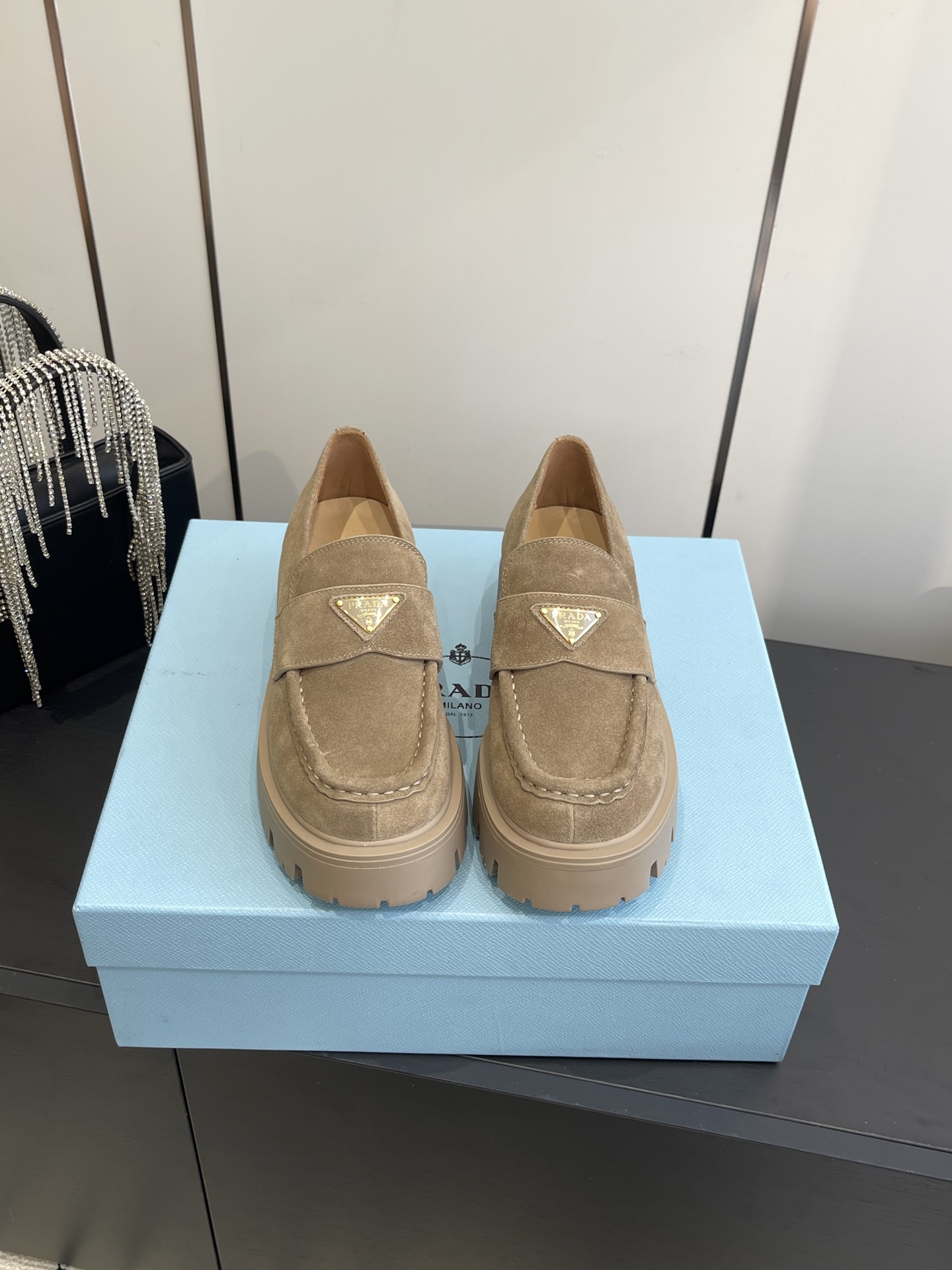 NO:484754,PRADA 25ss new thick sole loafers single shoes Retro and fashionable avant-garde thick sole paired with cowhide upper makes the whole pair of shoes light and comfortable. Bright colors satisfy a variety of choices for fashionable people in different styles!  The iconic logo print is paired with the ancient beach sandals, and every design element is on the trendy point!  Make the whole pair of shoes light and comfortable, bright colors satisfy a variety of choices for fashionable people in different styles!  Upper open edge beads/cow back velvet inner cowhide, original open molded and outsole, size 35-41 (custom made in 40.41), loafers, prada, prada, loafers, sandals, cowhide19860909PRADA 普拉达 25ss新款厚底 乐福鞋 单鞋 复古时髦前卫的轮齿厚底鞋底搭配牛皮鞋面让整双鞋轻便舒适 鲜艳色彩 满足不同风格时髦人士的多种选择！标志性logo印花搭配古沙滩凉鞋造型,每一个设计元素都踩在时髦点上！让整双鞋轻便舒适 鲜艳色彩 满足不同风格时髦人士的多种选择！ 鞋面开边珠/牛反绒 内里牛皮 大底原版开模大底 码数35-41（40.41订做）,乐福鞋,prada,prada,loafers,sandals,cowhide,Women's Shoes