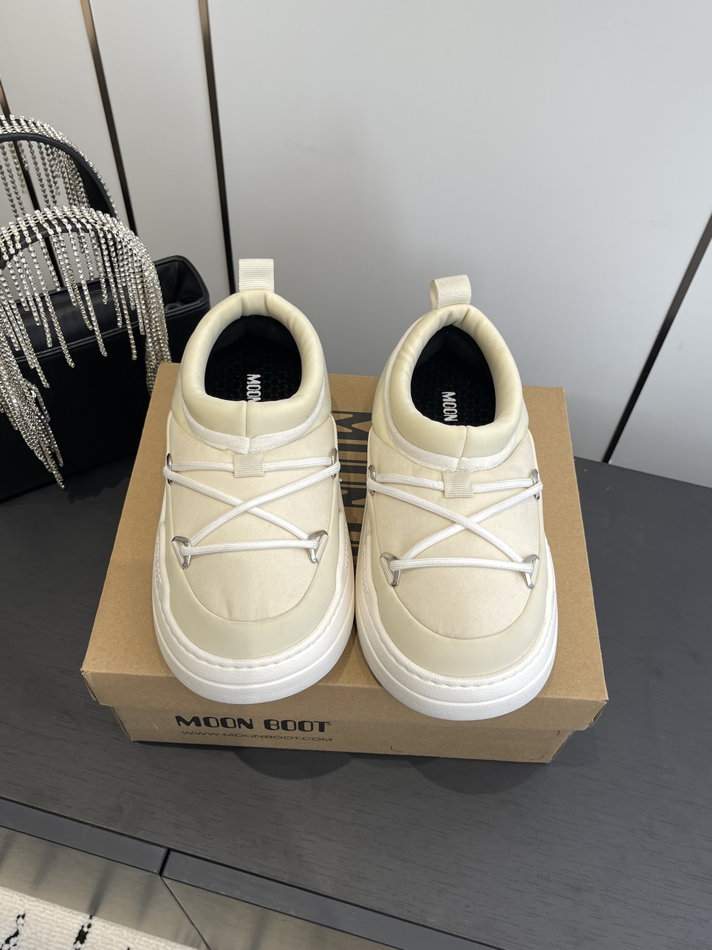 NO:484735,MOON BOOT Park series, new autumn and winter style, snow boots, long-term shopping, moonboot snow boots, because I want to chase the aurora in winter, I compared many snow boots, super light foamed sole. The classic moonboot model is really unremarkable, and it feels very occupies the suitcase. The shopping genius discovered the park series, warm and daily. 'SOULMATE' is the soul mate. 'SOULMATE' is a pair of shoes that are not divided into 35-41 (40 41 customized), snow boots, boots19860909MOON BOOT Park系列 秋冬季新款 雪地靴 长期主义购物一moonboot雪地靴因为冬天想去追极光,对比了很多雪地靴,超轻发泡大底 moonboot的经典款实在太不日常了,而且感觉会很占行李箱本购物小天才发现了park系列,保暖且日常 “SOULMATE ”是灵魂伴侣 “SOULMATE ”是一双不分左右的鞋 码数35-41（40 41订做）,雪地靴,boots,Women's Shoes