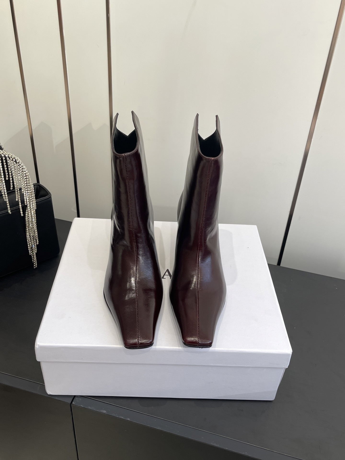 NO:484700,Khaite 25ss New beautiful magic boots in autumn and winter. A and cool may not necessarily kill men, but must kill women. The shoe shape is slender and fashionable, with a slight accumulation of the feeling of legs that makes the goddess's versatile leg slim boots, which can easily create fashionable long legs. The original upper is 1:1 customized high-quality sheepskin/Yangjing Neli sheepskin Neli Sole imported from Italy. Size 35-39 (40 customized), boots, boots, sheepskin, sheep, Leather soles19860909Khaite 25ss 秋冬新款绝美神靴 又A又飒不一定斩男,但一定斩女 鞋型纤细又时髦,微微的堆积感超显腿细 女神的百搭瘦腿靴,轻松穿出时尚大长腿 鞋面原版1:1订制优质羊皮/羊京 内里羊皮内里 鞋底意大利进口真皮大底 码数35-39（40订做）,靴子,boots,sheepskin,sheep,Leather soles,Women's Shoes