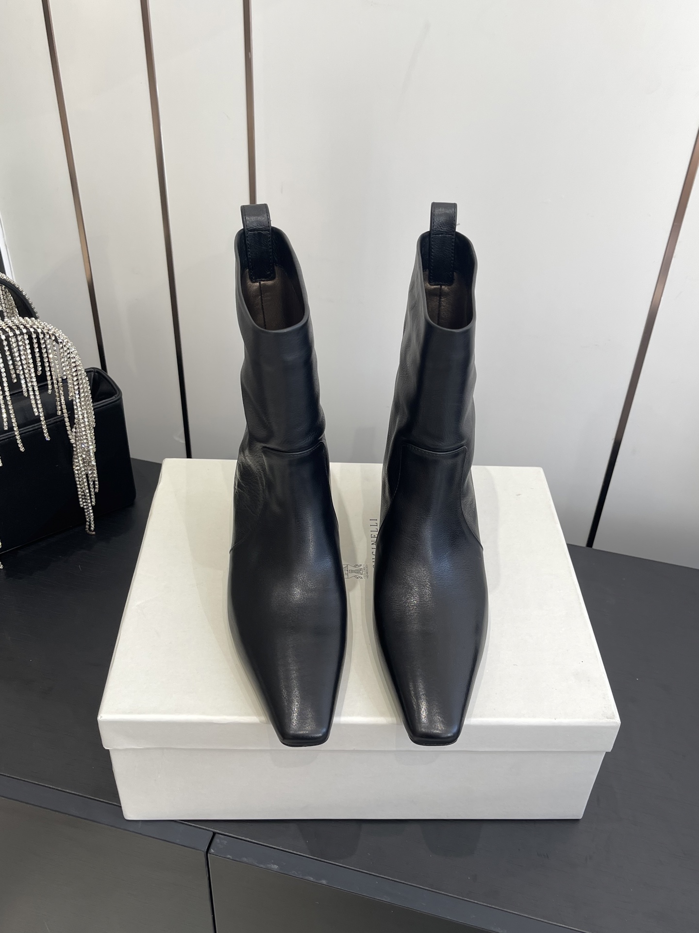 NO:484710,Cowhide Brunello Cucineli ss 25new arrival~ New autumn and winter style Square-toed Chelsea short boots are handsome and comfortable to wear. You must have a pair of Bc boots in autumn and winter. BC's brand shoes are basically not 1og0 logo. The style is mainly beige gray tones, which is very low-key and luxurious, full of high-end sense. A niche and tasteful pronoun~ Shoes Although they combine different materials and colors, there is no sense of incongruity and are not exaggerated at all, but instead make people feel comfortable visually!  BC home is capable of combining different colors and materials, but it will not have a clear sense of season. You can satisfy you when you put it out at any time. Suede, cowhide, sheepskin inner, original custom hardware chain, side zipper design, easy to wear, size 35-39 (40 customized), boots, brunello cucinelli, chanel, boots, cowhide, sheepskin, chamois leather19860909牛皮Brunello Cucineli ss 25new arrival～ 秋冬新款系 方头切尔西短靴 上脚帅气舒适 秋冬一定要有一双Bc的战靴 BC家的品牌鞋子设计基本没有啥1og0标识, 风格主要以米色 灰色 色调为主,非常低调奢华,高级感满满 小众有品位的代词～鞋子 虽然结合了不同材质不同颜色,但是没有任何违和感,一点也不夸张,反而让人在视觉上感觉舒适！ bc家就是有能力把不同的颜色和材质结合,但又不会有明显的季节感,在任何时候拿出来穿都能让你满意 鞋面麂皮 牛皮 羊皮内里 原版定制五金链条 侧拉链设计 好穿易脱, 码数35-39 (40 定做）,靴子,brunello cucinelli,chanel,boots,cowhide,sheepskin,chamois leather,Women's Shoes