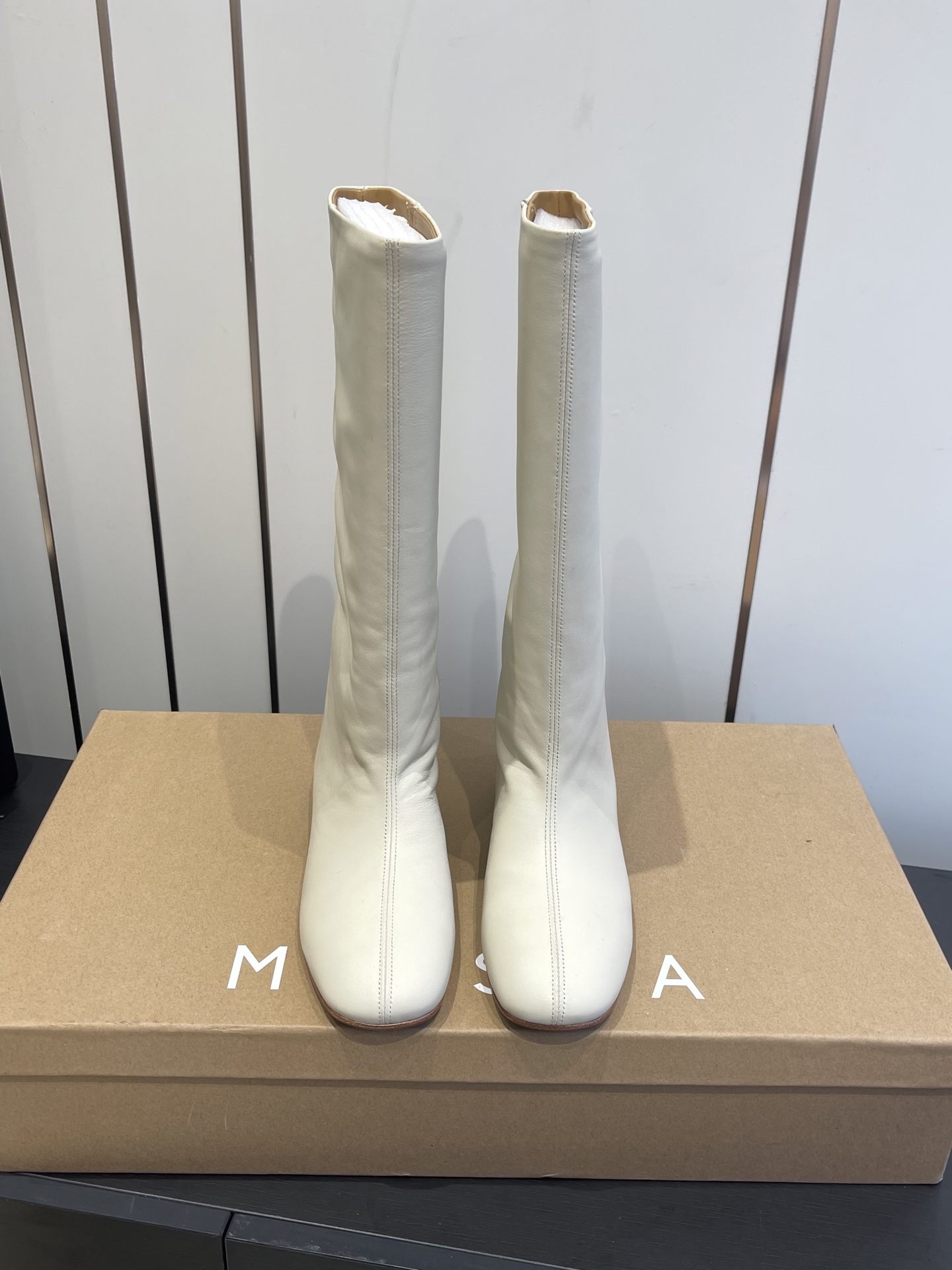 NO:484727,Miista 25ss new autumn and winter Italian brand old motorcycle boots, dressing inspiration with both hands~ The lambskin material is super soft and comfortable, a boutique that goes through time and tastes more Italian leather soles Original consistent craftsmanship Original consistent sole, retro low saturation, clean and fight against nature, gaining comfortable and wild fun Number 35-40 (40 customized), boots, boots, sheepskin, Leather soles19860909Miista 25ss 秋冬新款 意大利 品牌 做旧机车靴 穿搭灵感双手奉上~ 小羊皮材质超软超舒适 越穿越有味道的一款精品  意大利真皮大底 原版一致工艺 原版一致大底 一身复古低饱和,干净出门与自然交手,收获惬意野趣 码数35-40（40订做）,靴子,boots,sheepskin,Leather soles,Women's Shoes