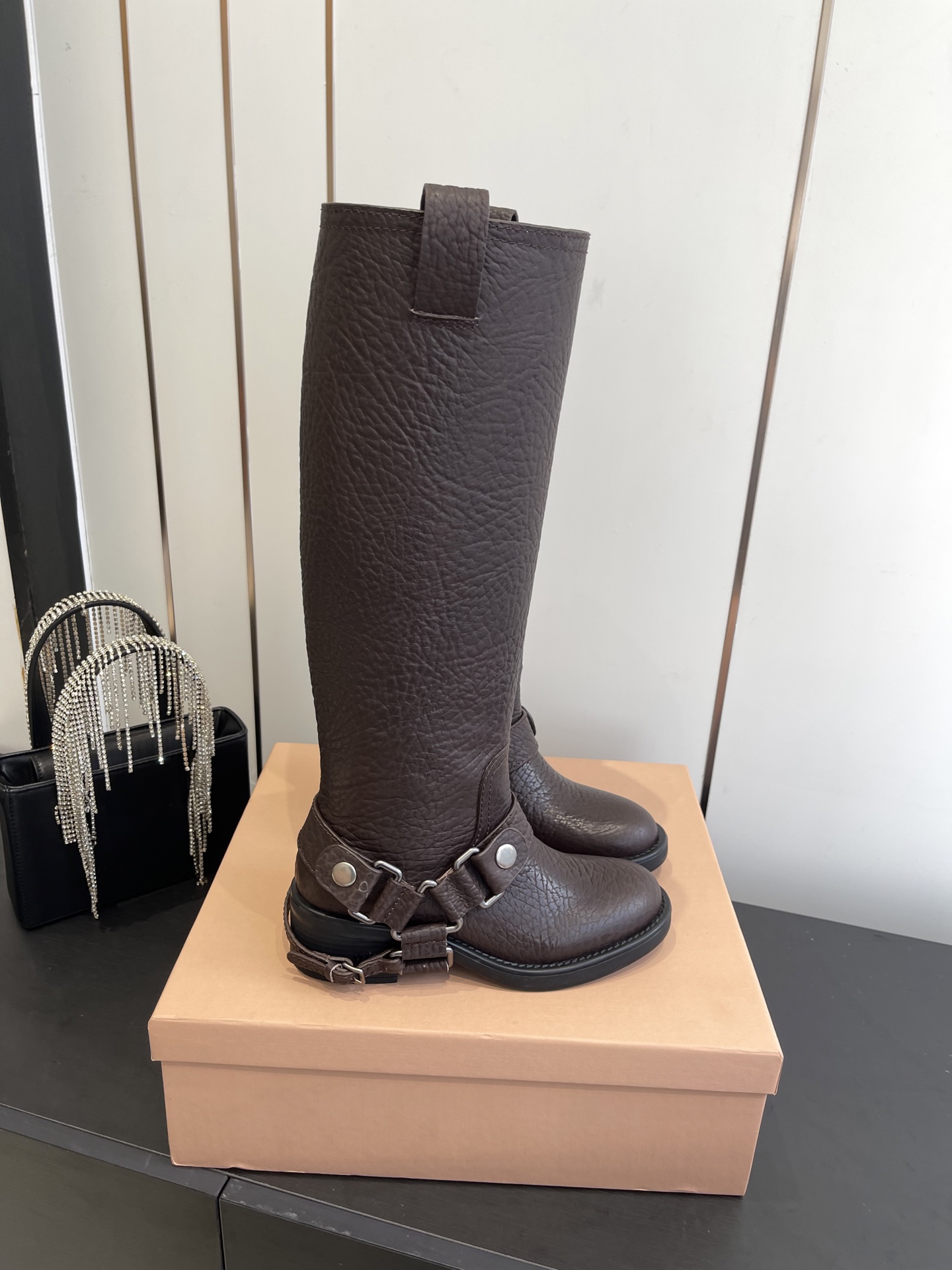 NO:544541,Miao Miao autumn and winter·super-large hot catwalk style·top thick-soled knight boots, simple upper embellishment, full of high-end feel, super stylish, cool and cool, very handsome and stylish. A must-have for matching in autumn and winter~ Material Imported calfskin Cowhide inner/footpad Original open mold rubber sole Size 35-40 [40 custom made], boots, boots, cowhide19860909缪缪秋冬·超大热走秀款·顶级厚底骑士筒靴 简约鞋面点缀 高级感满满 上脚超级有型～酷酷的非常帅气好看,时尚百搭.秋冬季搭配必入的决绝子～ 材质 进口小牛皮 牛皮内里/垫脚 原版开模橡胶大底 尺码35-40 [40定做],靴子,boots,cowhide,Women's Shoes