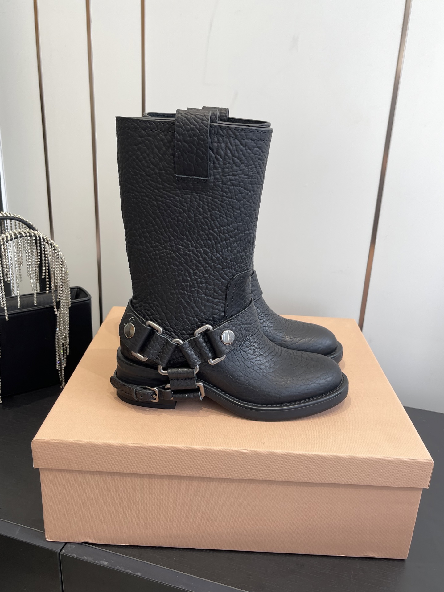 NO:544544,Miao Miao autumn and winter·super-large hot catwalk style·top thick-soled knight boots, simple upper embellishment, full of high-end feel, super stylish, cool and cool, very handsome and stylish. A must-have for matching in autumn and winter~ Material Imported calfskin Cowhide inner/footpad Original open mold rubber sole Size 35-40 [40 custom made], boots, boots, cowhide19860909缪缪秋冬·超大热走秀款·顶级厚底骑士筒靴 简约鞋面点缀 高级感满满 上脚超级有型～酷酷的非常帅气好看,时尚百搭.秋冬季搭配必入的决绝子～ 材质 进口小牛皮 牛皮内里/垫脚 原版开模橡胶大底 尺码35-40 [40定做],靴子,boots,cowhide,Women's Shoes