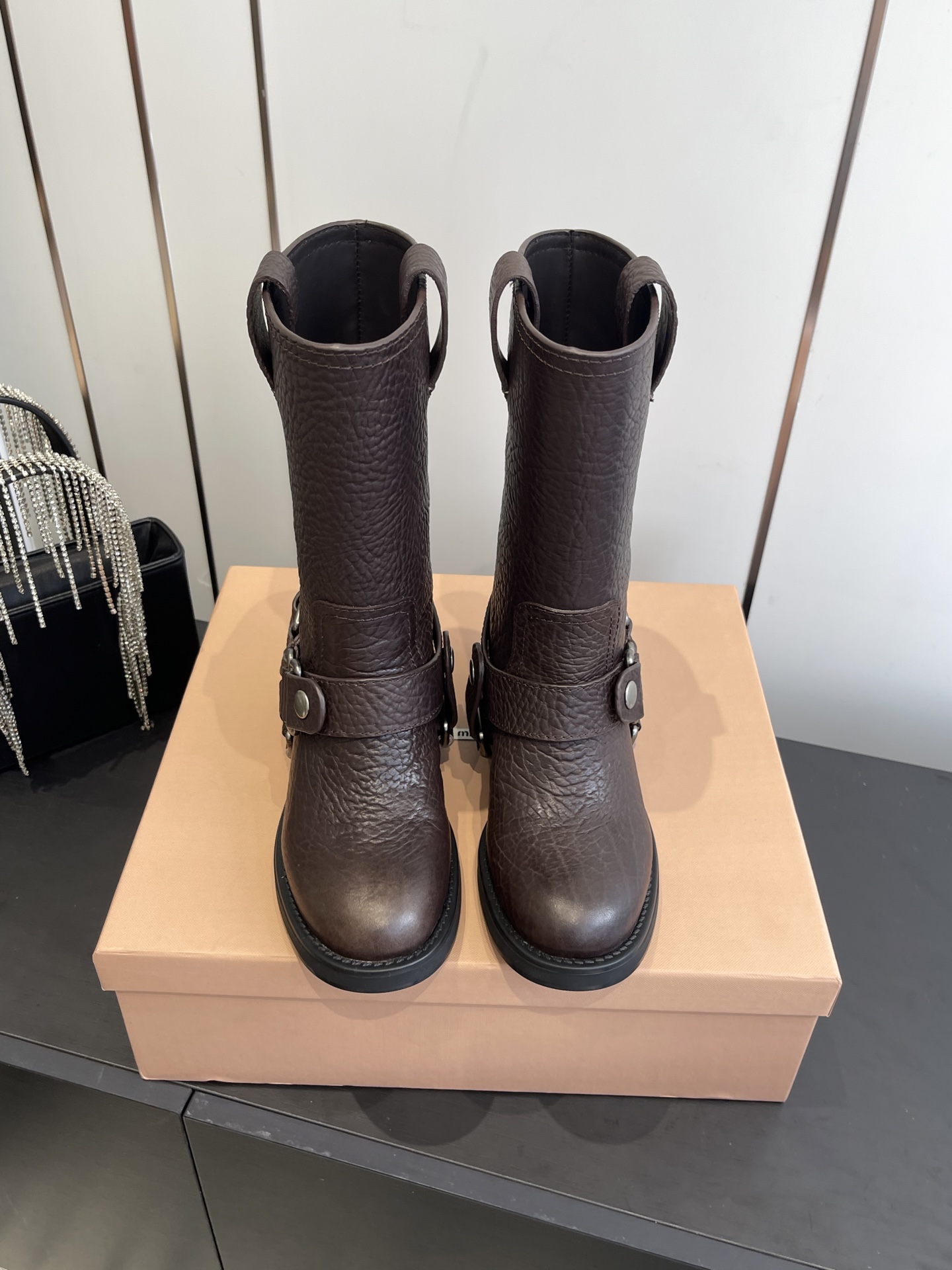 NO:485328,Miu Miu fw25 new arrival~ Miu Miu 25ss new thick sole short boots knight boots simple upper embellishment full of high-end feel. Super stylish on the feet~ cool and very handsome and beautiful, fashionable and versatile!  Miu Miu is starting to cheat this year. The must-have for matching in autumn and winter~ Material Imported calfskin Cowhide inner/foot pad Original molded rubber sole Size 35-39 (customized for 40), boots, miumiu, boots, cowhide19860909Miu Miu fw25 new arrival～ 缪缪 25ss 秋冬新款厚底 短靴 骑士靴 简约鞋面点缀 高级感满满 上脚超级有型～酷酷的非常帅气好看,时尚百搭！Miu Miu今年开挂啦 秋冬季搭配必入的决绝子～ 材质 进口小牛皮 牛皮内里/垫脚 原版开模橡胶大底 码数35-39（40定做）,靴子,miumiu,boots,cowhide,Women's Shoes