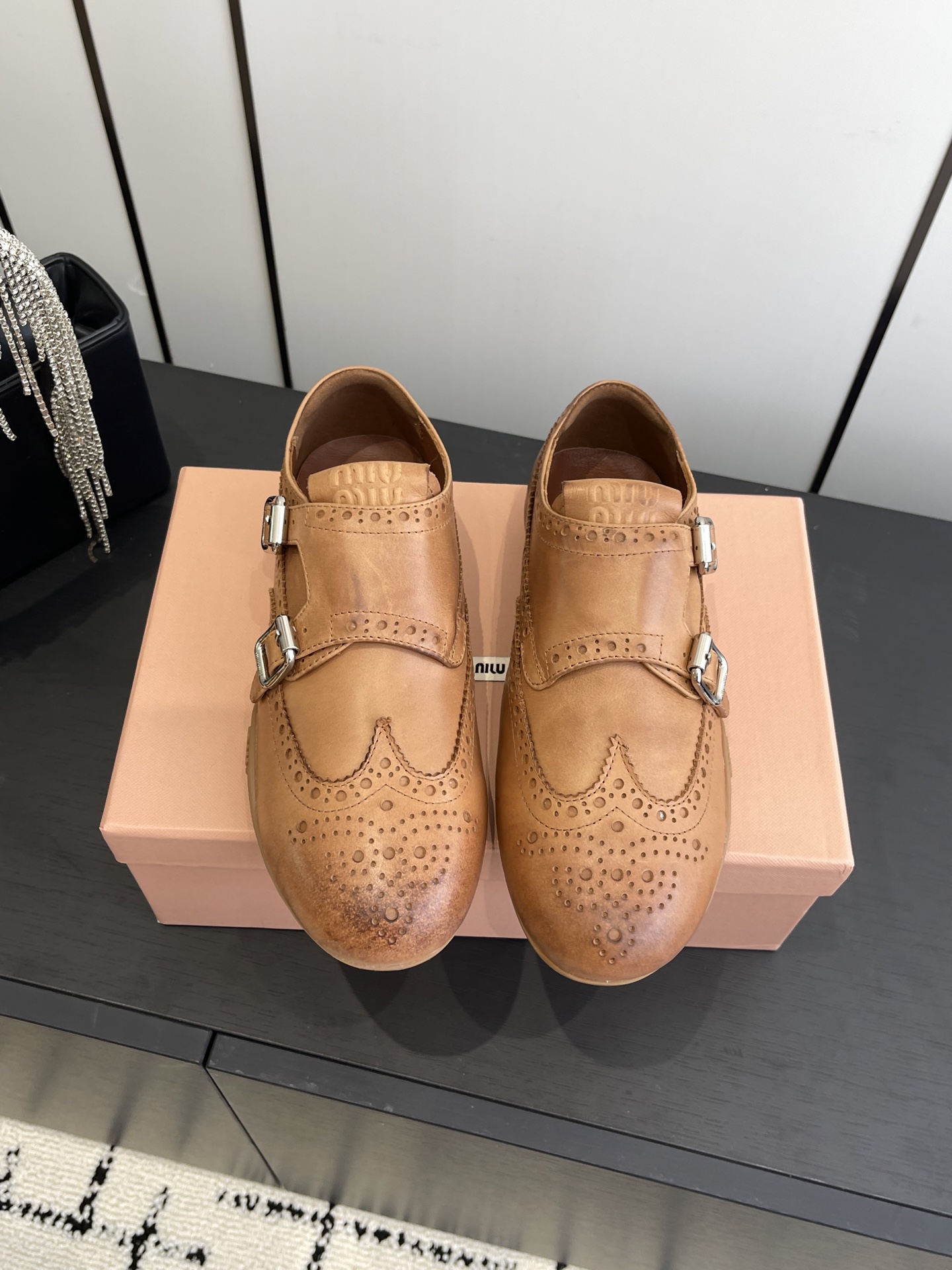 NO:485370,Miu Miu 25ss Spring and summer new style retro, moral training, casual shoes, show craftsmanship comes from the details of the Miu Miu series, trend elements of the new season, 1. The concept of the love at this moment, diverse, conveying modern style~ It looks good no matter how you wear it, this summer's fashionista favorite, not very comfortable to wear, super comfortable to wear, imported cowhide fabric, original inner lining, large sole original sole, size 35-40 (40 customized), casual shoes/sports shoes, miumiu, sneakers, cowhide19860909Miu Miu 25ss 春夏新款 复古 德训 休闲鞋 秀场工艺来自Miu Miu系列的细节特写 新季的潮流要素一 与此刻挚爱的概念,多元对撞,传达现代风格~ 怎么穿都好看今夏时髦精最爱 看起来不怎么舒服 上脚超级舒服 面料进口牛皮内里原版内里 大底原版鞋底 码数35-40（40订做）,休闲鞋/运动鞋,miumiu,sneakers,cowhide,Women's Shoes