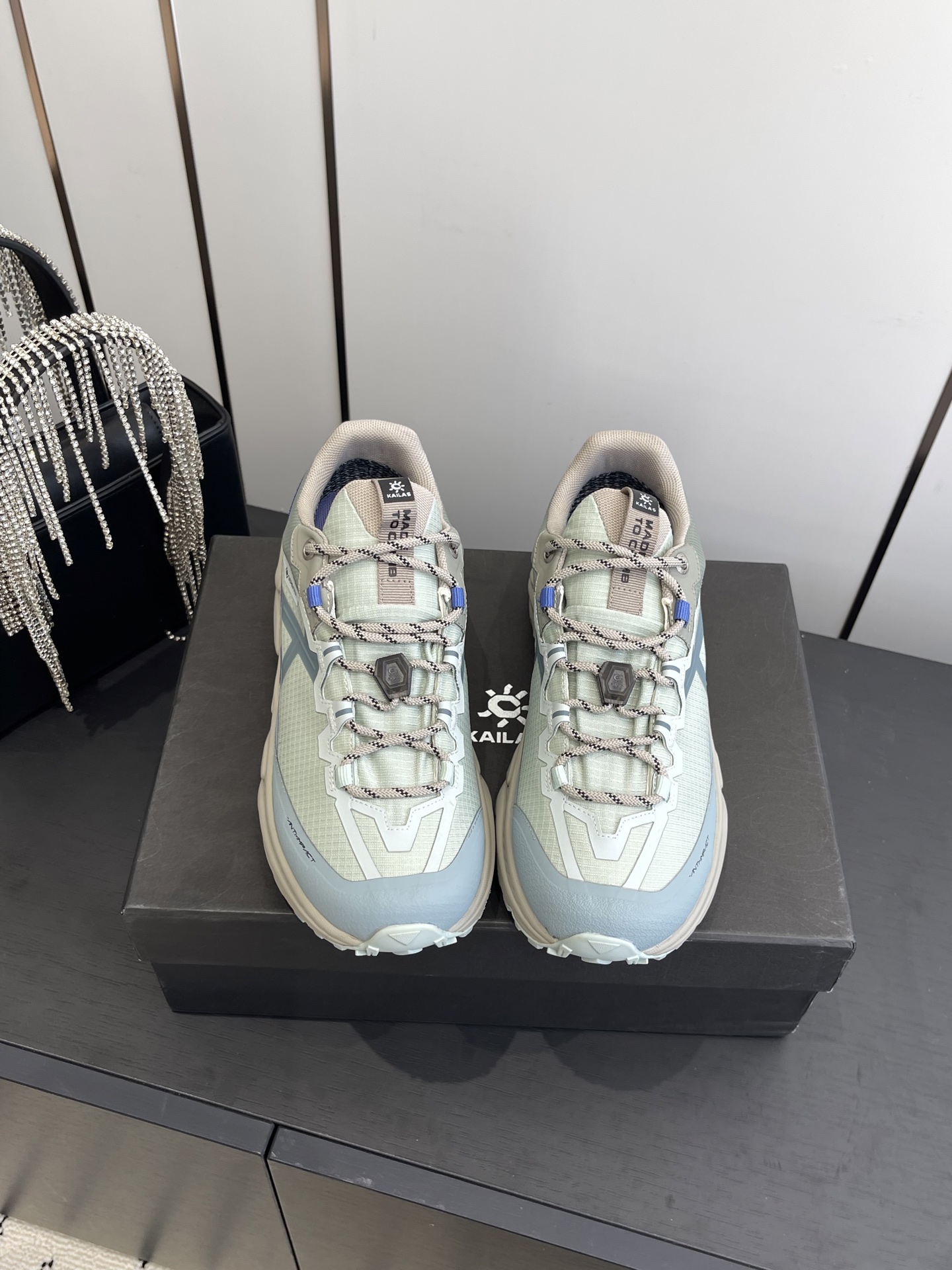 NO:485355,KAILAS Mountain Walk 2 GTX shock-absorbing cross-country running shoes This time, the design is reconstructed by sharp ridge lines, and the midsole is undulating in the shape of mountains. The body is dyed with black, gray and silver, awakening the 'power of loneliness' between sand and gravel. The sole is equipped with VIBRAM MEGAGRIP wetland anti-slip sole. The LITEBASE version has a lighter feel and is more suitable for cross-country running. In addition, the sole is also equipped with the unique pattern of Kaile stone 'Tax angle triangular flower' design, and the thickness of 4mm can also help runners better lock the ground in mountainous sections where the situation changes. The shoe body is equipped with the 'GAITER HOLDER TPU' exoskeleton joint stabilization system, and the TPU on both sides of the inside and outside.  The plate locks the ankle position, making every step more stable. In addition, the lightweight EVA foam material of the cushioning layer can reduce the weight of the shoe by 20, bringing a more comfortable foot feeling. The upper adopts the 'JACQUARD' engineering mesh, which is characterized by thinness and breathability, and the overall braid is more delicate and woven to enhance the support of the upper. In addition, the shoe adopts a BOA adaptation system, with a rotating knob fully wrapped, and a quick-wear adjustment in one second. It is suitable for outdoor sports, such as trail running, mountain hiking, mountain climbing, etc. in hybrid tracks, and deals with different terrain such as hill climbing, downhill, and slippery paths. It is also suitable for daily sportswear and casual wear!  Size 35-45 (40 for women, 45 for men), casual shoes/sports shoes, sneakers19860909KAILAS 凯乐石 山行2 GTX减震越野跑步鞋 本次 在设计上采用凌厉的山脊线条重构设计语言,中底轮廓呈山脉起伏状.鞋身黑灰银相染,于砂石涌动间唤醒 「孤独的力量」. 鞋底配备了VIBRAM MEGAGRIP 湿地止滑大底,LITEBASE 版本的选择带来更加的轻盈的脚感,更适合越野跑.除此之外,鞋底还配备了凯乐石独特的花纹 「税角三棱齿花」设计,而 4mm 的厚度 也能够帮助跑者 在情况突变的山地路段能够更好的锁住地面. 鞋身配备了 「GAITER HOLDER TPU」外骨骼关节稳定系统,内外两侧的TPU 板,锁住脚踝位置,让每一步都更加稳定.除此之外,缓震层轻量化 EVA 发泡材料 可以让鞋子的重量降低 20,带来更加舒适的脚感. 鞋面采用了 「JACQUARD」工程网面,特点便是轻薄、透气,整体编织的更加细密提升鞋面支撑性.此外鞋款 采用了 BOA 适配系统,旋动旋钮全面包裹,一秒快穿调节. 适用于混合赛道的越野跑、山地徒步、登山等户外运动,应对爬坡、下坡、湿滑小路等不同地形 日常搭配运动装、休闲装也很合适！ 码数35-45（女40 男45订做）,休闲鞋/运动鞋,sneakers,Women's Shoes