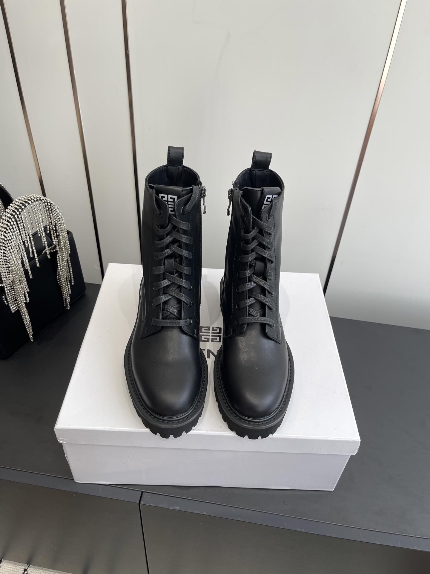 NO:487767,Givenchy 25ss autumn and winter new style thick-soled fashion boots, fashion trends, exclusive to hot girls, simple and comfortable, super invincible and handsome combination, imported cowhide, open edge beads, imported Australian sheepskin size 35-41 (40 41 custom made), boots, given, given, given, given, boots, cowhide, sheepskin19860909Givenchy 纪梵希 25ss秋冬新款 厚底时尚靴,时尚潮流,辣妹专属,简约而舒适,超级无敌帅气搭配,面料进口牛皮,开边珠,内里澳洲进口羊皮里 码数35-41（40 41订做）,靴子,givenchy,givenchy,boots,cowhide,sheepskin,Women's Shoes