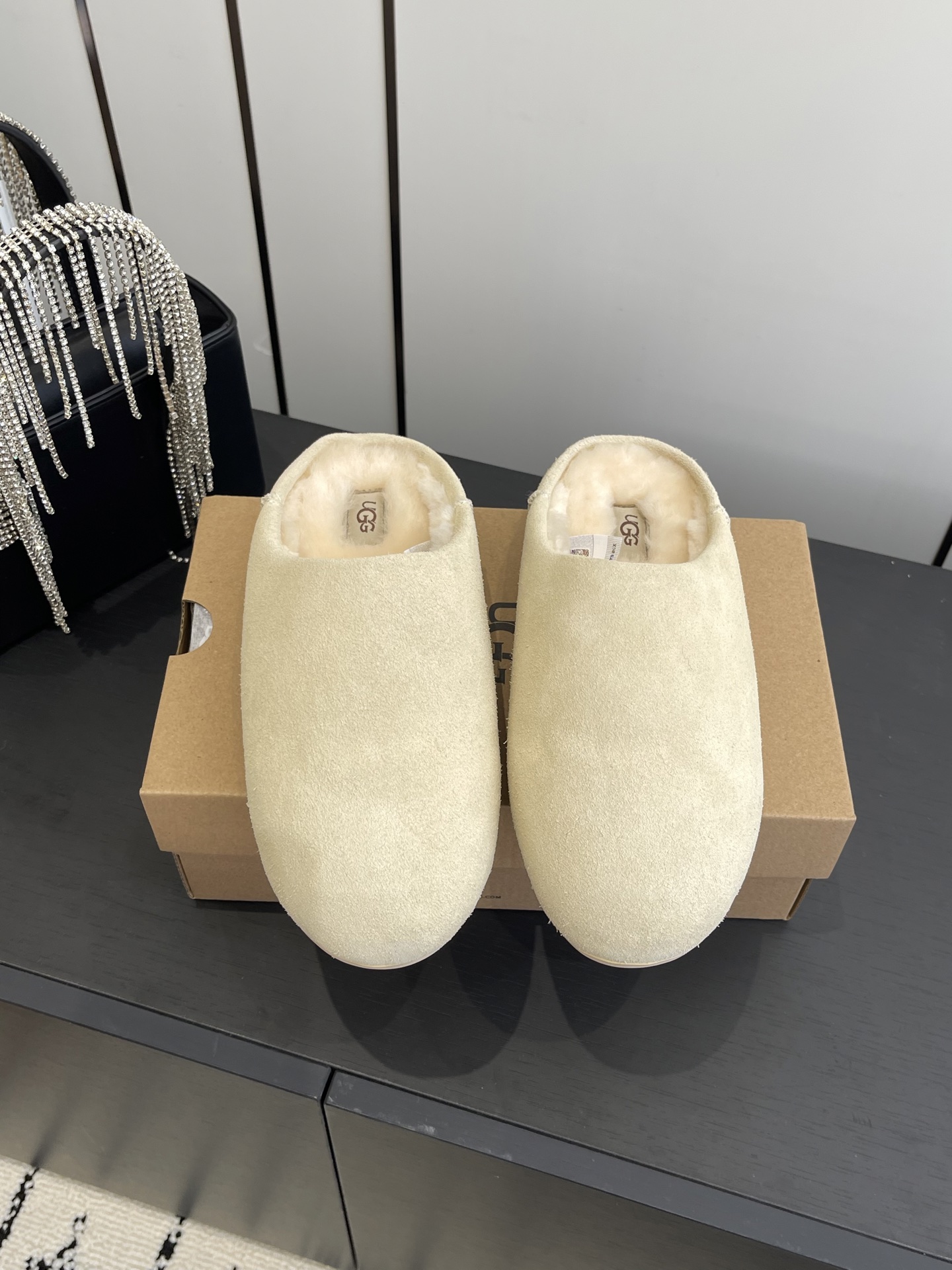 NO:489724,UGG 25ss autumn and winter new style, star style, light mouth casual and lightweight one-legged lazy shoes, Elia slippers new series, light rubber thin sole, light and fashionable, half-hold, one-legged, easy to unlock loose foot feeling, classic fur matched with 10mm wool lining, shoe insole UGG hot embossed brand logo, full texture, size 35-40, semi-trailed fur shoes19860909UGG 25ss秋冬新款 明星同款浅口休闲轻薄一脚蹬包头懒人鞋 埃莱亚便鞋新生系列 轻便橡胶薄底时刻轻盈时髦半托一脚蹬轻松解锁松弛脚感经典翻毛皮搭配10毫米羊毛里衬 鞋内底UGG热压花品牌徽标 质感满满 码数35-40,半拖毛毛鞋,Women's Shoes