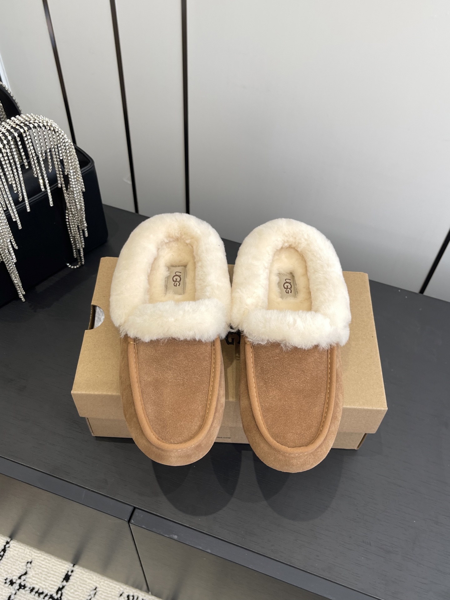 NO:489713,UGG 25ss autumn and winter new style, new loafer series, Anslim mules, fashionable and comfortable shallow mouth flat sole, casual loafers, classic fur leather with 10mm wool lining, shoe insole, fur collar, soft and comfortable, UGG classic hot embossed brand logo on the back, full texture, light rubber thin sole, non-slip, wear-resistant and comfortable, size 35-40, loafers, loafers, cowhide19860909UGG 25ss秋冬新款 便鞋新生系列 安思丽穆勒鞋 时尚舒适浅口平底一脚蹬休闲乐福鞋 经典翻毛牛皮搭配10毫米羊毛里衬 鞋内底 翻毛领 茸软舒适 后侧饰有UGG经典热压花品牌徽标 质感满满 轻盈橡胶薄底 防滑耐磨且舒适 码数35-40,乐福鞋毛毛鞋,loafers,cowhide,Women's Shoes