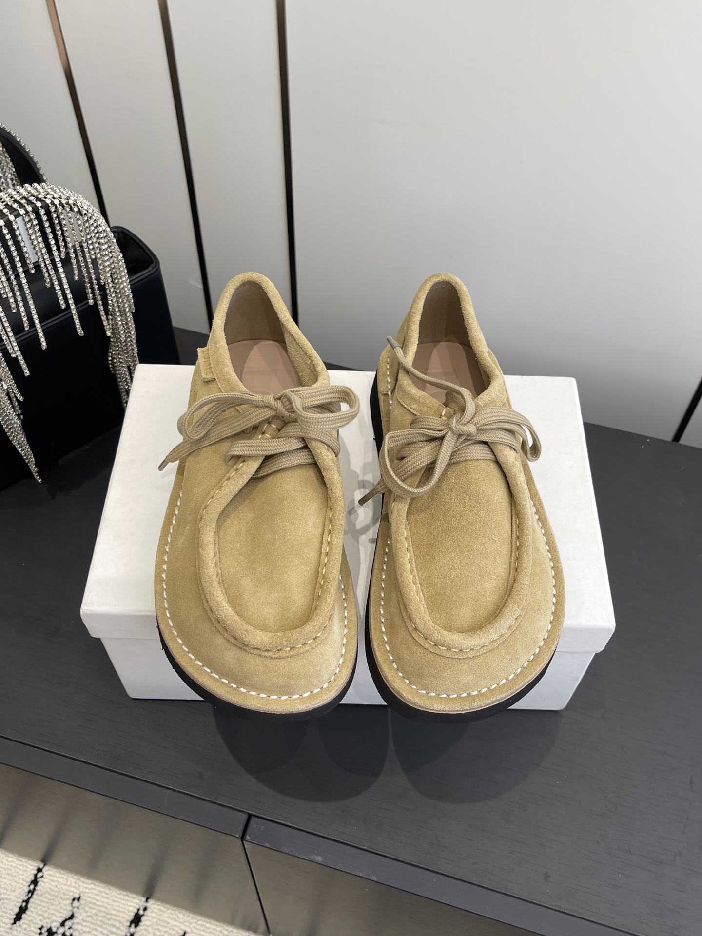 NO:489708,LOEWE 25ss autumn and winter new loafers new product strength is coming, round toe toe is cute, one shoe and two wear, heel can be stepped on as a British drag, super easy to match, soft and glutinous on the feet, super invincible and comfortable fabric imported cowhide/suede Inner: sheepskin, super light foaming sole, size 35-40 (40 customized), loafers, loewe, loewe, loafers, cowhide, sheepskin, chamois leather19860909LOEWE 罗意威 25ss秋冬新款 乐福鞋 新品 实力来袭 圆头圆脑的鞋头可可爱爱 一鞋两穿 后跟可踩下当英伦拖 超好搭配 上脚软软糯糯 超级无敌舒适 面料进口牛皮/麂皮 内里:羊皮 大底超轻发泡大底 码数35-40（40 订做）,乐福鞋,loewe,loewe,loafers,cowhide,sheepskin,chamois leather,Women's Shoes