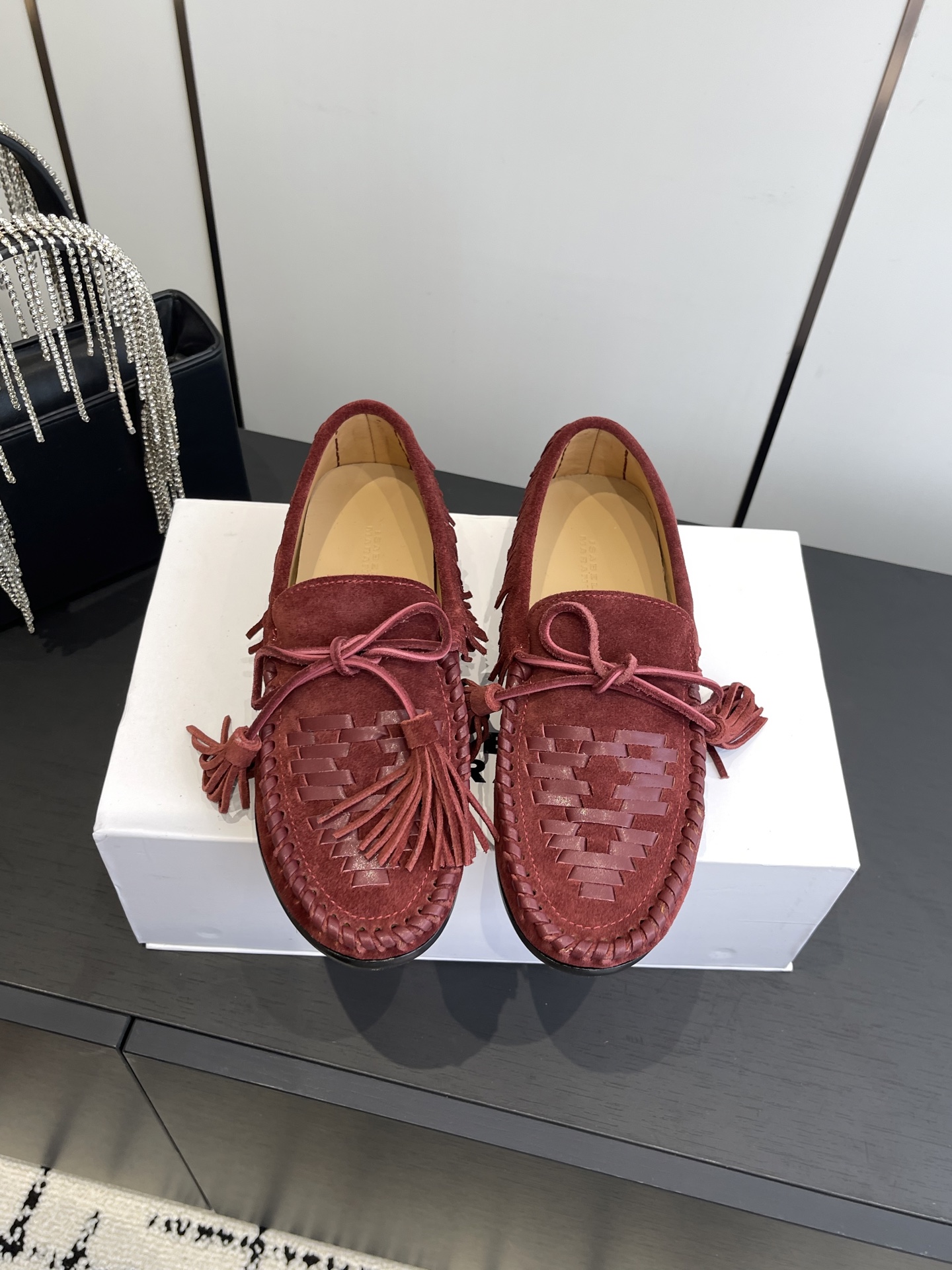 NO:490432,Top version ISABEL MARANT 25ss suede knitted nomadic loafers The autumn suede knitted nomadic loafers have a sense of atmosphere and a bit of early autumn. The new suede knitted loafers are launched!  This sudden new product is so beautiful that it can’t be clear. It’s a suede series with a strong sense of autumn and winter atmosphere!  Upper cowhide, inner cowhide, outsole, genuine leather, outsole, size 35-40 (40 customized), loafers, loafers, cowhide, chamois leather, Leather soles19860909顶级版本 ISABEL MARANT 25ss麂皮编织游牧 乐福鞋 秋日的麂皮编织游牧乐福鞋,好有氛围感,有点早秋的味道了新品麂皮编织乐福鞋上线囖！这期突如其来的新品美到挪不开眼,出的是秋冬氛围感很浓的麂皮系列！ 鞋面牛反绒 内里牛皮 大底真皮大底 码数35-40（40订做）,乐福鞋,loafers,cowhide,chamois leather,Leather soles,Women's Shoes