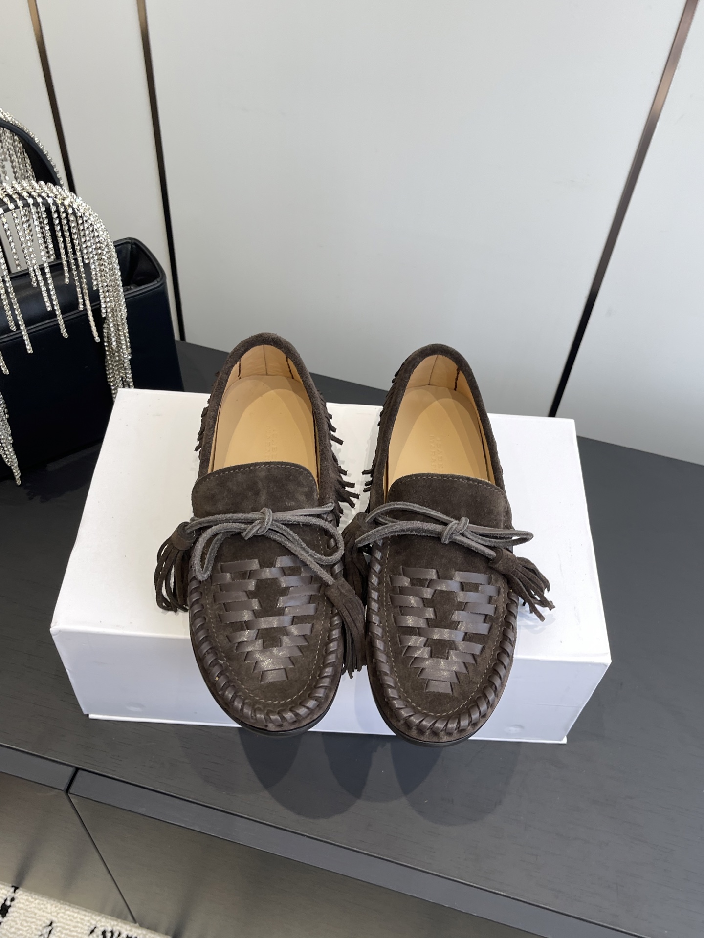 NO:490441,Top version ISABEL MARANT 25ss suede knitted nomadic loafers The autumn suede knitted nomadic loafers have a sense of atmosphere and a bit of early autumn. The new suede knitted loafers are launched!  This sudden new product is so beautiful that it can’t be clear. It’s a suede series with a strong sense of autumn and winter atmosphere!  Upper cowhide, inner cowhide, outsole, genuine leather, outsole, size 35-40 (40 customized), loafers, loafers, cowhide, chamois leather, Leather soles19860909顶级版本 ISABEL MARANT 25ss麂皮编织游牧 乐福鞋 秋日的麂皮编织游牧乐福鞋,好有氛围感,有点早秋的味道了新品麂皮编织乐福鞋上线囖！这期突如其来的新品美到挪不开眼,出的是秋冬氛围感很浓的麂皮系列！ 鞋面牛反绒 内里牛皮 大底真皮大底 码数35-40（40订做）,乐福鞋,loafers,cowhide,chamois leather,Leather soles,Women's Shoes