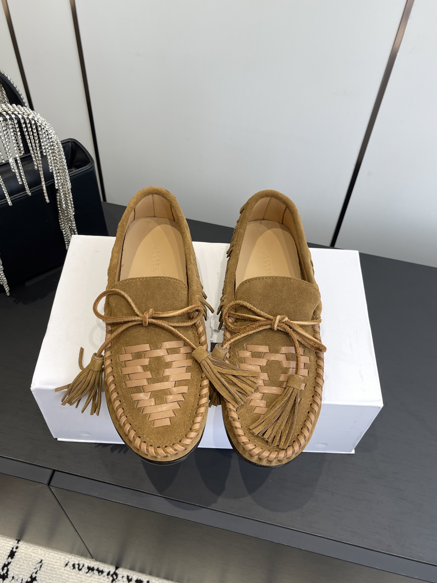 NO:490450,Top version ISABEL MARANT 25ss suede knitted nomadic loafers The autumn suede knitted nomadic loafers have a sense of atmosphere and a bit of early autumn. The new suede knitted loafers are launched!  This sudden new product is so beautiful that it can’t be clear. It’s a suede series with a strong sense of autumn and winter atmosphere!  Upper cowhide, inner cowhide, outsole, genuine leather, outsole, size 35-40 (40 customized), loafers, loafers, cowhide, chamois leather, Leather soles19860909顶级版本 ISABEL MARANT 25ss麂皮编织游牧 乐福鞋 秋日的麂皮编织游牧乐福鞋,好有氛围感,有点早秋的味道了新品麂皮编织乐福鞋上线囖！这期突如其来的新品美到挪不开眼,出的是秋冬氛围感很浓的麂皮系列！ 鞋面牛反绒 内里牛皮 大底真皮大底 码数35-40（40订做）,乐福鞋,loafers,cowhide,chamois leather,Leather soles,Women's Shoes