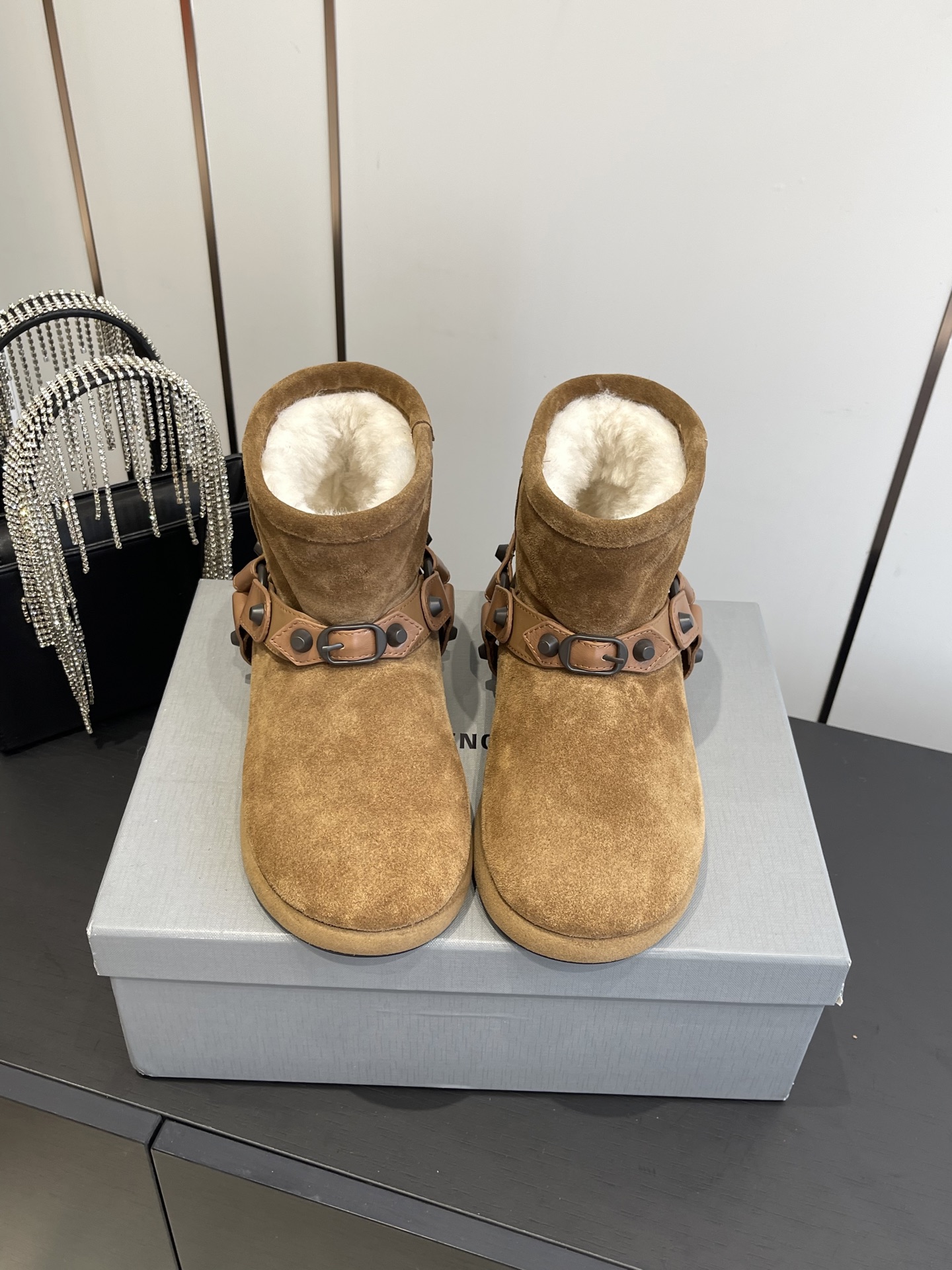 NO:490424,BALENCIAGA Ski Series Latest Snow Boots Authentic RMB Purchase and Development Perfect Replica Designer launches exploring the concept of originality and appropriation in the fashion industry, paying tribute to inheritance and classics with the new series, breaking the conventional design with the iconic Balenciaga abstraction, collides with the new creations of humorous and harmonious new ideas, one-to-one original method, and all fabrics are customized. Double-layer upper with one layer inside and outside, exclusive mold open sole size 35-40 (40 custom made), snow boots, balenciaga, balenciaga, boots19860909BALENCIAGA巴黎世家滑雪系列 最新款 雪地靴 正品RMB购入开发 完美复刻 设计师推出探索时尚界对于原创与挪用的概念、以全新系列致敬传承与经典,以标志性Balenciaga抽象打破常规设计 碰撞出诙谐又和谐的新创意、原版一比一做法、面料全部定制 双层鞋面里外一层 独家开模大底 码数35-40（40订做）,雪地靴,balenciaga,balenciaga,boots,Women's Shoes