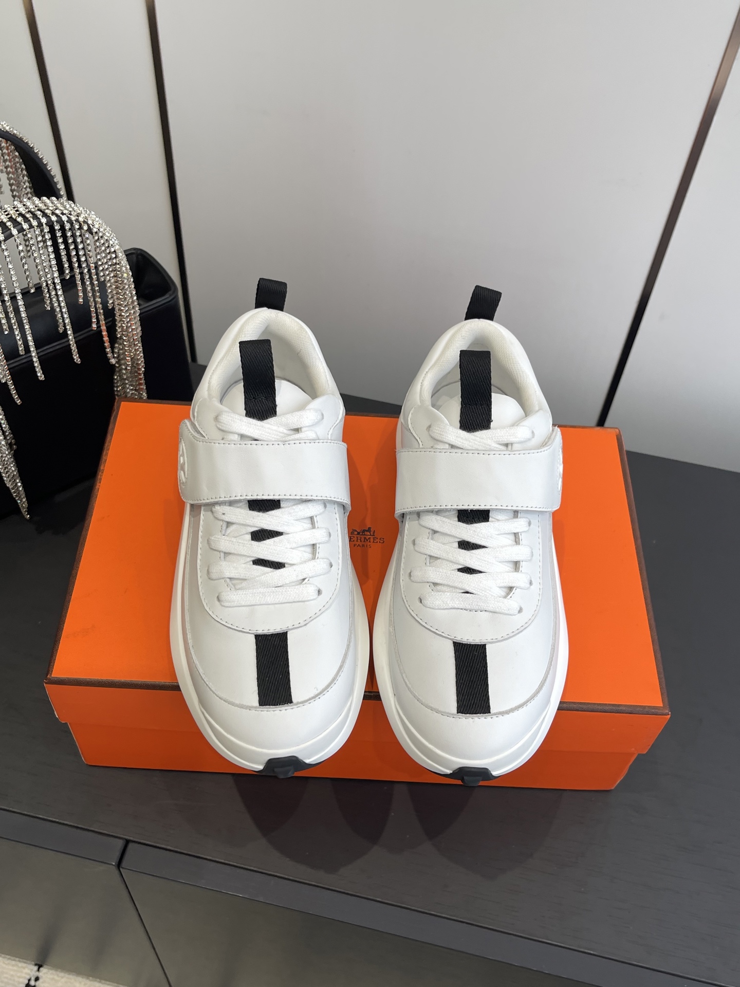 NO:490416,Women's model Hermes 25ss new thick-soled sneakers couple's model is imported cowhide imported suede hollow sports fashion upper full circle head layer calfskin without breakage atmospheric luxury Customized HERMES double lifting design Outsole adopts foam shock absorbing midsole + TPU film double-layer combination Casual sports Fashion and versatile Super comfortable on foot Size 35-45 (for women 40 men 45 custom made), casual shoes/sports shoes, hermes, hermes, sneakers, cowhide, chamois leather19860909女款 男款 Hermes 爱马仕 25ss新款 厚底运动鞋 情侣款 采用进口牛皮 进口麂皮镂空 运动时尚鞋面整圈头层小牛皮无断接大气奢华 定制HERMES 双提环设计 大底采用发泡减震中底+TPU底片双层组合 休闲运动 时尚百搭 上脚超级舒适 码数35-45（女40 男45订做）,休闲鞋/运动鞋,hermes,hermes,sneakers,cowhide,chamois leather,Women's Shoes