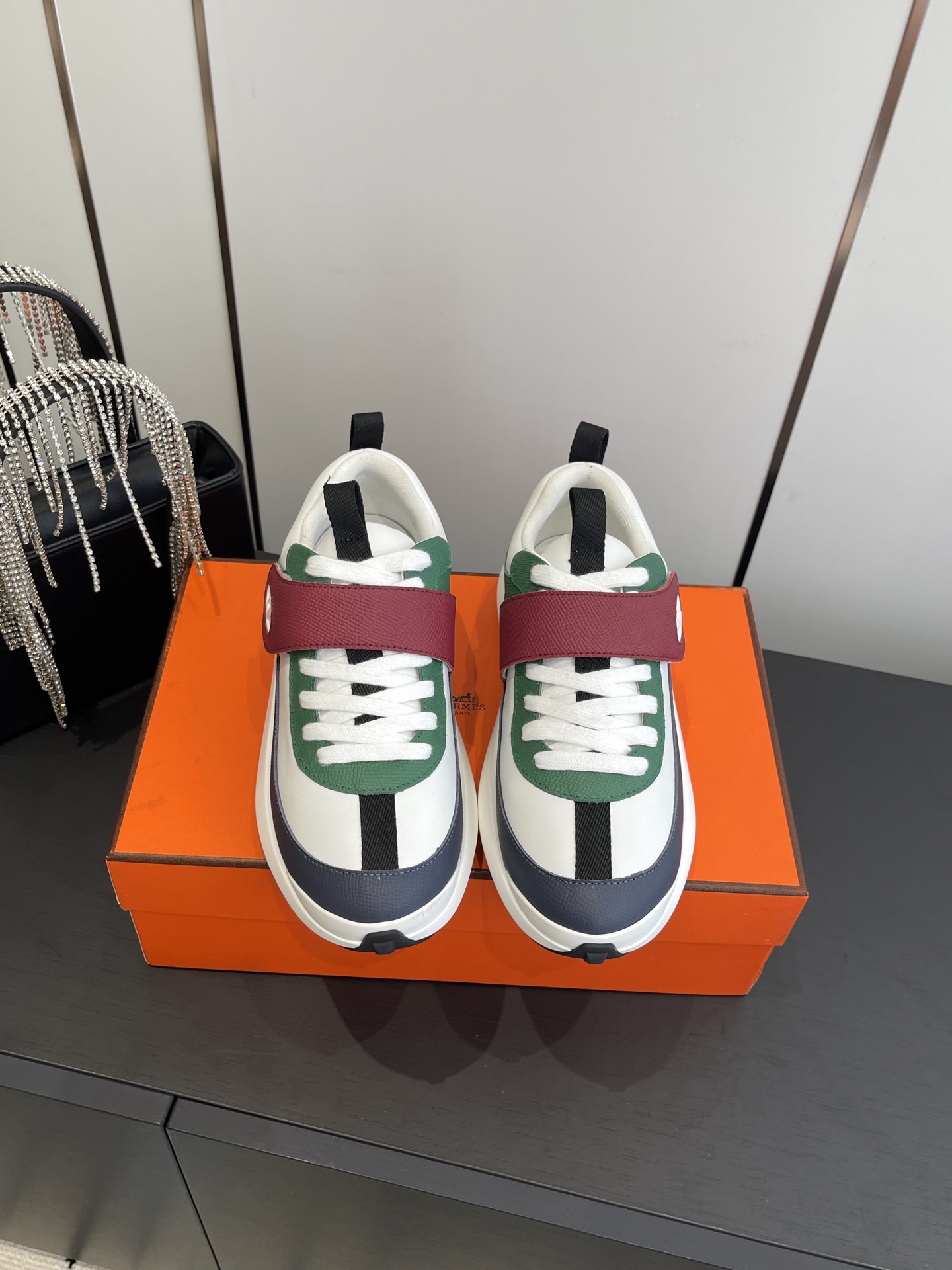 NO:492111,Women's 310 Men's Hermes 25ss new thick-soled sneakers Couple style uses imported cowhide imported suede hollow sports fashion upper full circle head layer calfskin without breakage atmospheric luxury Customized HERMES double lifting design Outsole adopts foam shock absorbing midsole + TPU film double-layer combination Casual sports Fashion and versatile Super comfortable on foot Size 35-45 (for women 40 men 45 custom made), casual shoes/sports shoes, hermes, hermes, sneakers, cowhide, chamois leather19860909女款310 男款 Hermes 爱马仕 25ss新款 厚底运动鞋 情侣款 采用进口牛皮 进口麂皮镂空 运动时尚鞋面整圈头层小牛皮无断接大气奢华 定制HERMES 双提环设计 大底采用发泡减震中底+TPU底片双层组合 休闲运动 时尚百搭 上脚超级舒适 码数35-45（女40 男45订做）,休闲鞋/运动鞋,hermes,hermes,sneakers,cowhide,chamois leather,Women's Shoes