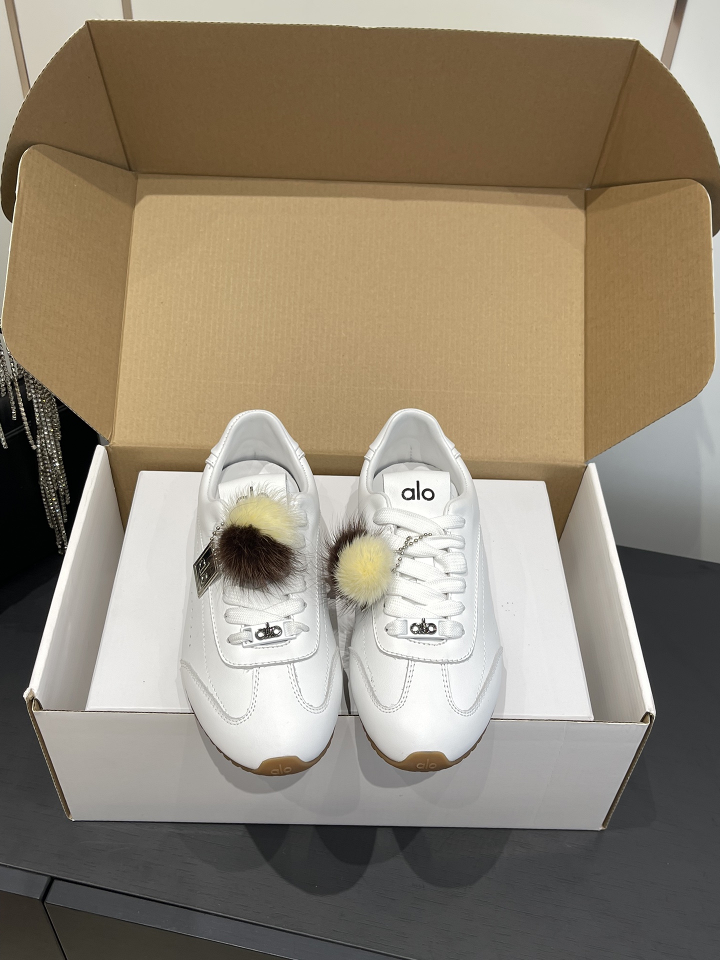 NO:492146,Women's style, men's accessories 20 alo 25ss new products, casual sports shoes, German training shoes, couples' style, super versatile and super comfortable, not heavy at all, very light, socks on the socks look better, the legs are increased, the legs are thin, original fabric, Niujing, inner sheepskin, original mold opening rubber sole, accessories, hardware listing + mink hair decoration, size 35-45 (female 40, customized for men, 45), casual shoes/sneakers, sheepskin19860909女款 男款配饰20 alo 25ss新品 休闲运动鞋 德训鞋 情侣款 上脚超级百搭 而且超级舒适 上脚一点都不沉重 非常轻便 套上袜套搭配更好看 上脚增高显腿细 面料原版牛京 内里羊皮 原版开模橡胶大底 配件五金挂牌+貂毛装饰 码数35-45(女40 男45定做）,休闲鞋/运动鞋,sneakers,sheepskin,Women's Shoes