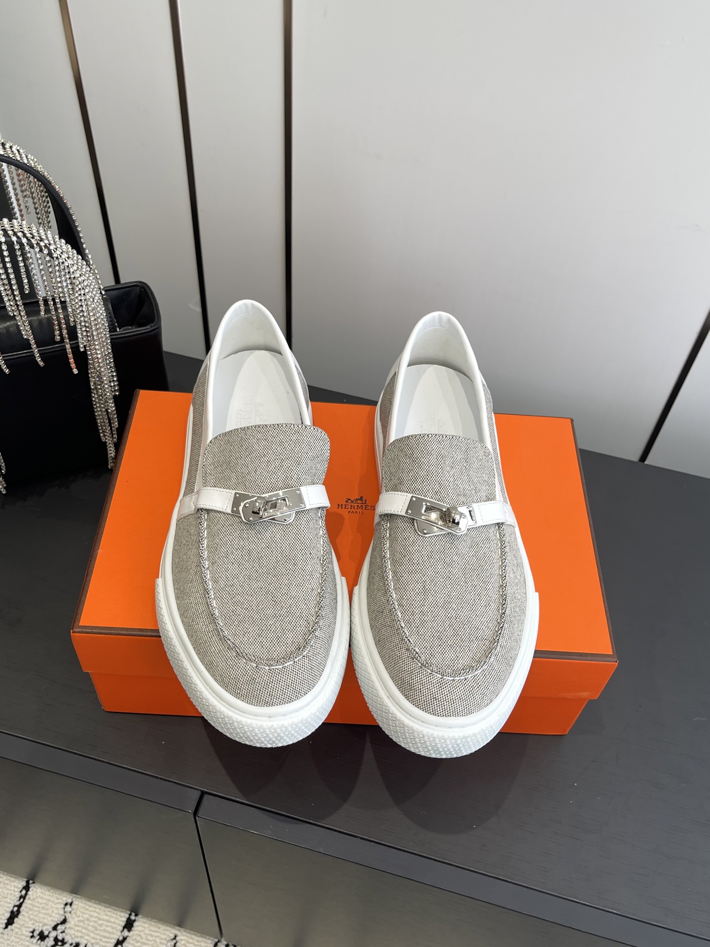 NO:492152,Women's style Hermes Classic H couple's style loafers, long-lasting casual casual simple style lace-free casual sneakers, comfortable casual and versatile fabric: custom imported suede lining: sheepskin lining outsole: original molded outsole size 35-45 (for women 40, customized for men 45), loafers, hermes, hermes, loafers, sneakers, sheepskin, chamois leather19860909女款 男款 Hermes 爱马仕 经典H 情侣款 乐福鞋 经久不衰 休闲 简约风格免系带休闲运动鞋 舒适 休闲 百搭 面料: 定制进口麂皮 内里: 羊皮内里 大底: 原版开模大底 码数35-45（女40 男45订做）,乐福鞋,hermes,hermes,loafers,sneakers,sheepskin,chamois leather,Women's Shoes