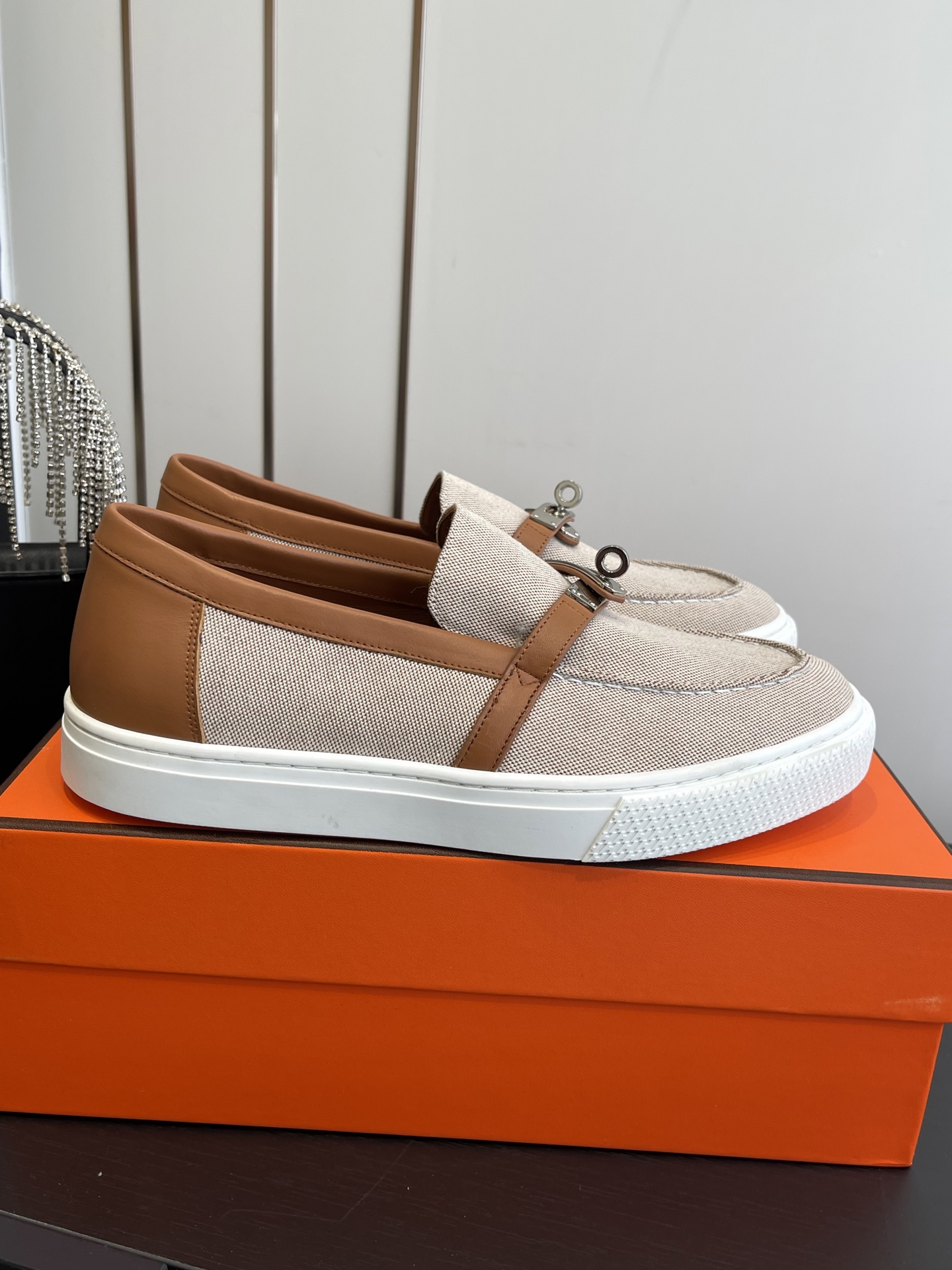 NO:544806,Women's/Men's Hermes Classic H Couple Loafers Long-lasting Casual Simple Style Laceless Casual Sneakers. Custom-made imported suede Sheepskin inner footbed + original outsole Size 35-45 [Female 40.41/Men's 45 Custom], Loafers, hermes, loafers, sneakers, sheepskin, chamois leather19860909女款/男款 爱马仕 经典H 情侣款 乐福鞋 经久不衰 休闲 简约风格免系带休闲运动鞋. 面料定制进口麂皮 羊皮内里垫脚+原版大底 尺码35-45 [女40.41/男45订做],乐福鞋,hermes,loafers,sneakers,sheepskin,chamois leather,Women's Shoes