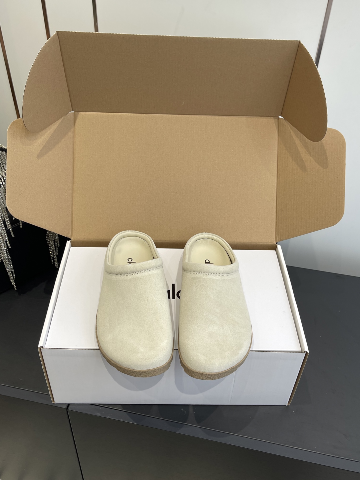 NO:560933,alo 25ss autumn and winter retro Birkenstock slippers, casual shoes, simplicity is king, exudes a sense of casual laziness, slip-on design, relaxed and comfortable. The upper is made of high-quality suede material, which feels delicate and has a retro accent. The mouth of the shoe is wrapped with fluffy and soft plush. It not only looks warm and heals, but also brings a cloud-like comfortable wrapping feeling when it fits the foot. The overall appearance is simple and elegant  There are no superfluous and complicated designs. Whether you are wearing it at home to enjoy lazy time or with casual clothes for going out, you can easily adapt it to create a casual and stylish style for you. The material is imported calfskin suede, lining sheepskin/fur lining. The outsole is original open-molded rubber non-slip outsole. Size 35-40 (customized for 40), furry half-slippers, cowhide, sheepskin, chamois leather19860909alo 25ss 秋冬复古 勃肯拖 休闲单鞋 简约即王道 散发随性慵懒感 一脚蹬设计 轻松又自在 鞋面选用质感上乘的麂皮材质,触感细腻又自带复古腔调 鞋口处包裹着蓬松柔软的毛绒 不仅看着温暖治愈 贴合脚部时更是能带来云朵般的舒适包裹感 整体外观简约大方 没有多余的繁杂设计 不管是居家穿着享受慵懒时光 还是搭配休闲服饰出街 都能轻松适配 为你打造出随性又有格调的穿搭风格 面料进口小牛皮反绒 内里羊皮/毛里 大底原版开模橡胶防滑大底 码数35-40（40定做）,毛毛鞋半拖,cowhide,sheepskin,chamois leather,Women's Shoes