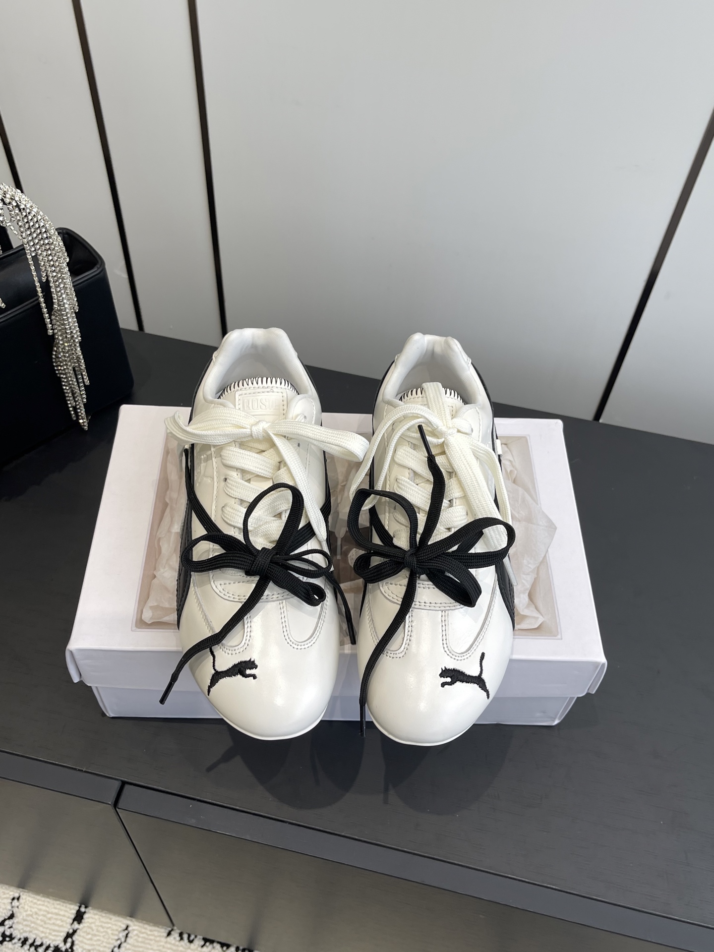 NO:512063,Rose x Puma Speedcat Co-branded board shoes Casual sneakers Two colors: leather material, high-quality and shiny. The shoe has iconic white and black logo strips on the side. The main shoe laces and wrap-around decorative shoe laces are tied into bows in a cross-circle way, adding a ballet-style elegance, giving the shoes a bit of soft design based on the retro racing style. Upper cowhide, elastic mesh, original rubber outsole, size 35-40 (customized for 40), casual shoes/sneakers, sneakers, cowhide19860909Rose x Puma 彪马Speedcat 联名款板鞋 休闲运动鞋 两种配色 均采用皮革材质打造 质感高级且有光泽 鞋身侧边有标志性的白色和黑色大logo条带 配备主鞋带和环绕式装饰鞋带 装饰鞋带则以交叉环绕的方式系成蝴蝶结 增添了芭蕾风的优雅感 让鞋子在复古赛车风格基础上多了几分柔美设计  鞋面牛皮 内里弹力网布 原版橡胶大底 码数35-40（40定做）,休闲鞋/运动鞋,sneakers,cowhide,Women's Shoes