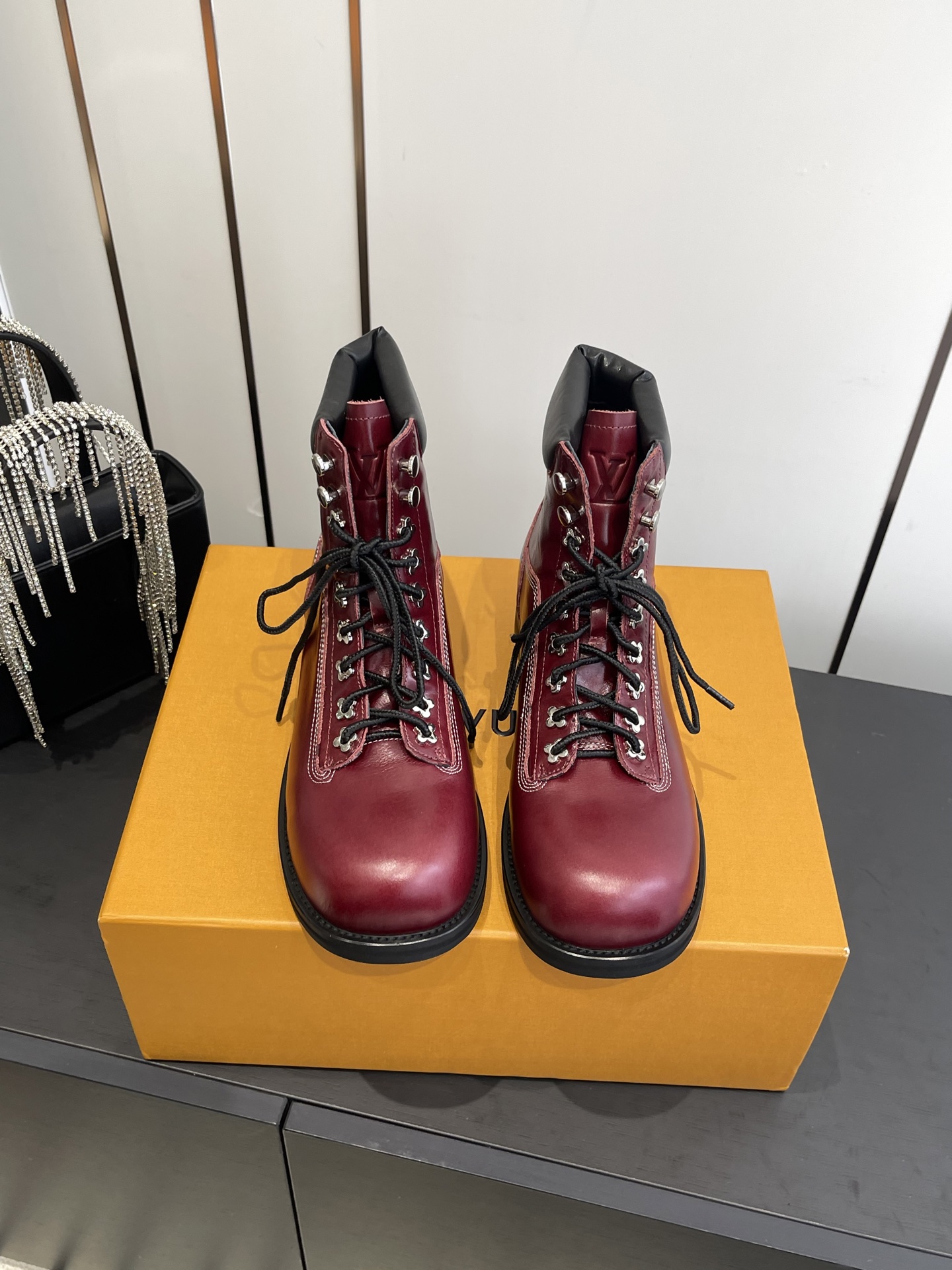 NO:512046,Louis Vuitton 25ss autumn and winter new styles, short boots, casual and versatile fashion trends, comfortable to put on the feet, elegant and elegant, fabric top layer cowhide, inner sheepskin, original rubber outsole, size 35-41 (40 41 customized), boots, louis vuitton, louis vuitton, boots, cowhide, sheepskin19860909Louis Vuitton 路易威登 25ss秋冬新款 短靴 休闲百搭时尚潮流款 上脚舒适 搭配路易威登标识点缀亮点 大气显气质 面料头层牛皮 内里羊皮 原版橡胶大底 码数35-41（40 41订做）,靴子,louis vuitton,louis vuitton,boots,cowhide,sheepskin,Women's Shoes