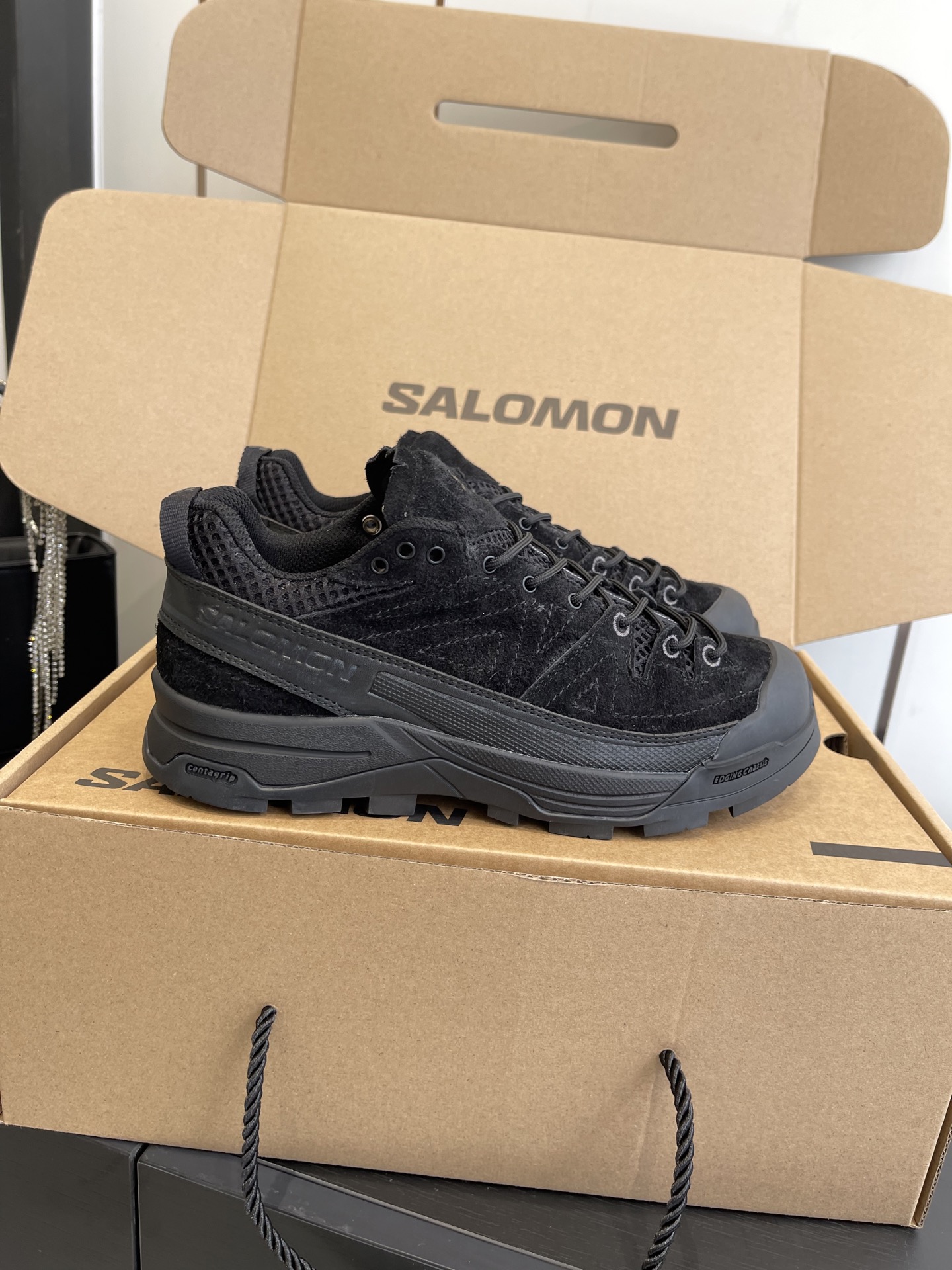 NO:544634,XT WHISPER Salomon Outdoor Casual Sports Shoes Original Purchase and Development Made Production A new interpretation focuses on its aerodynamic appearance, with the iconic white and cream color bringing urban style. The other pair is made of pure black to highlight the textured details. The iconic sports shoes are refined into a new urban classic, bringing a quiet atmosphere to SALOMON. The fabric is made of original imported cowhide/breathable mesh, inner footbed breathable mesh, original custom anti-slip rubber outsole, size 35-45 [Female 40.41 men 45 customized], casual shoes/sneakers, cowhide19860909XT WHISPER 萨洛蒙户外 休闲 运动鞋 原版购入开发 做货 全新演绎的专注于其空气动力学的外观上,标志性白色与奶油色带来都市风格. 另一双则以纯粹的黑色打造,突出富质感的细节,标志性运动鞋被提炼为新的都市经典 为 SALOMON带来静谧气息 面料采用原版进口牛皮/透气网面 内里垫脚透气网 鞋底原版定制防滑橡胶大底 码数35-45 [女40.41男45订做],休闲鞋/运动鞋,sneakers,cowhide,Women's Shoes