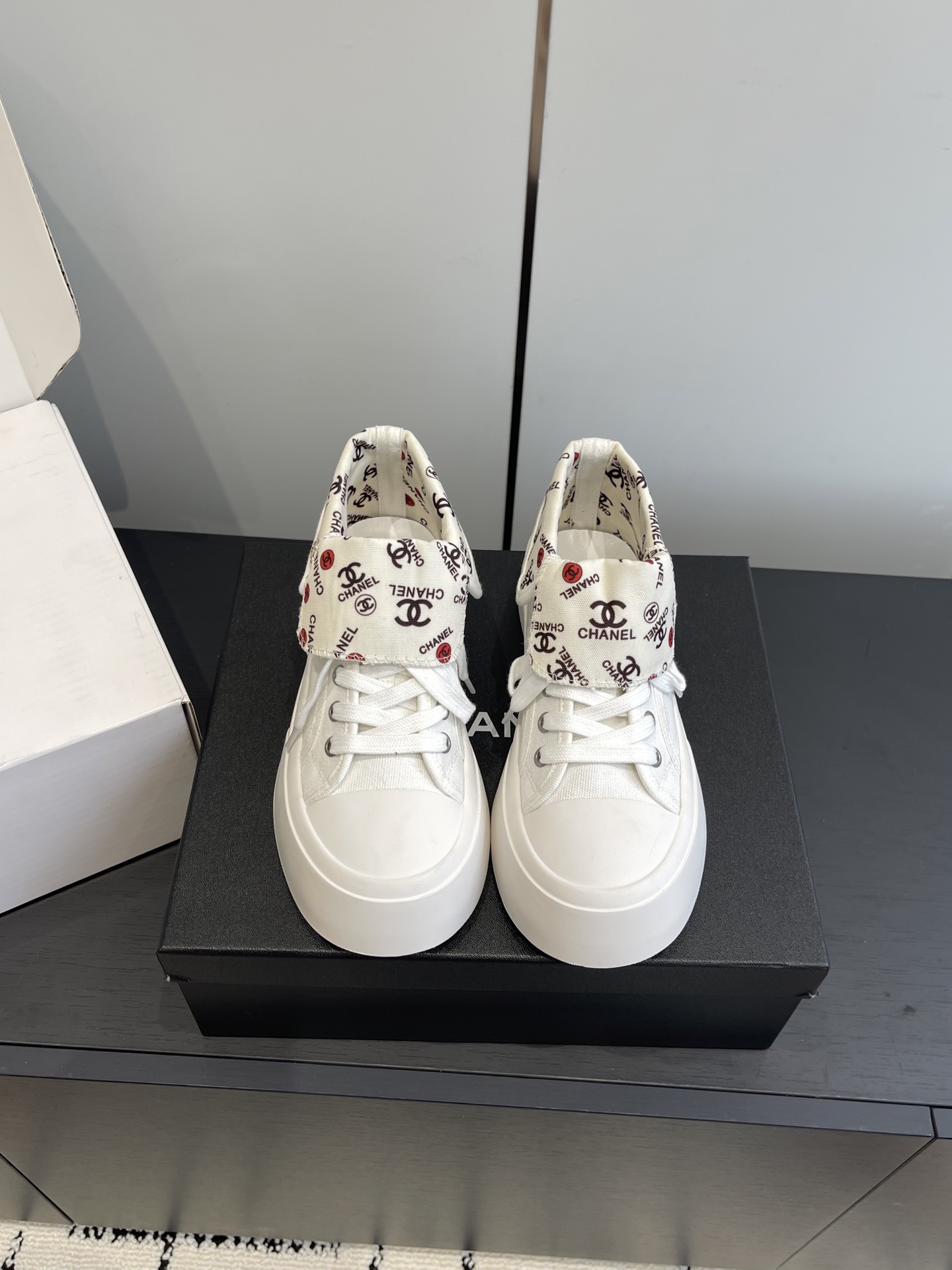 NO:512042,Chanel Xiaoxiang 25ss autumn and winter new style casual shoes biscuit shoes currently super popular cookie shoes. Internet celebrity star Xiaohongshu is chasing hotly. The silly cute and cute look is released with a bit of retro flavor!  Special shape, very recognizable, slimming and long legs, absolutely powerful, comfortable to wear, high appearance and comfortable. I must recommend it to everyone, the main feature of this year's series, minimalist style, the fabric uses original imported canvas, inner foot pads, 5D printed canvas LOGO, original custom high elastic rubber sponge cake outsole, size 35-40 (40 customized), casual shoes/sports shoes, chanel, sneakers19860909Chanel 小香 25ss秋冬新款 休闲鞋 饼干鞋 目前超级流行的饼干鞋 网红明星小红书狂追热推 发售蠢萌可爱的造型带了点复古味！ 造型特殊,很有辨识度, 显瘦显腿长,绝对实力派,穿上也很舒服,高颜值 舒适 一定要推荐给大家,今年系列的主打, 极简的风格 面料采用原版进口帆布 内里垫脚5D打印帆布LOGO 大底原版定制高弹橡胶松糕大底 码数35-40（40订做）,休闲鞋/运动鞋,chanel,sneakers,Women's Shoes