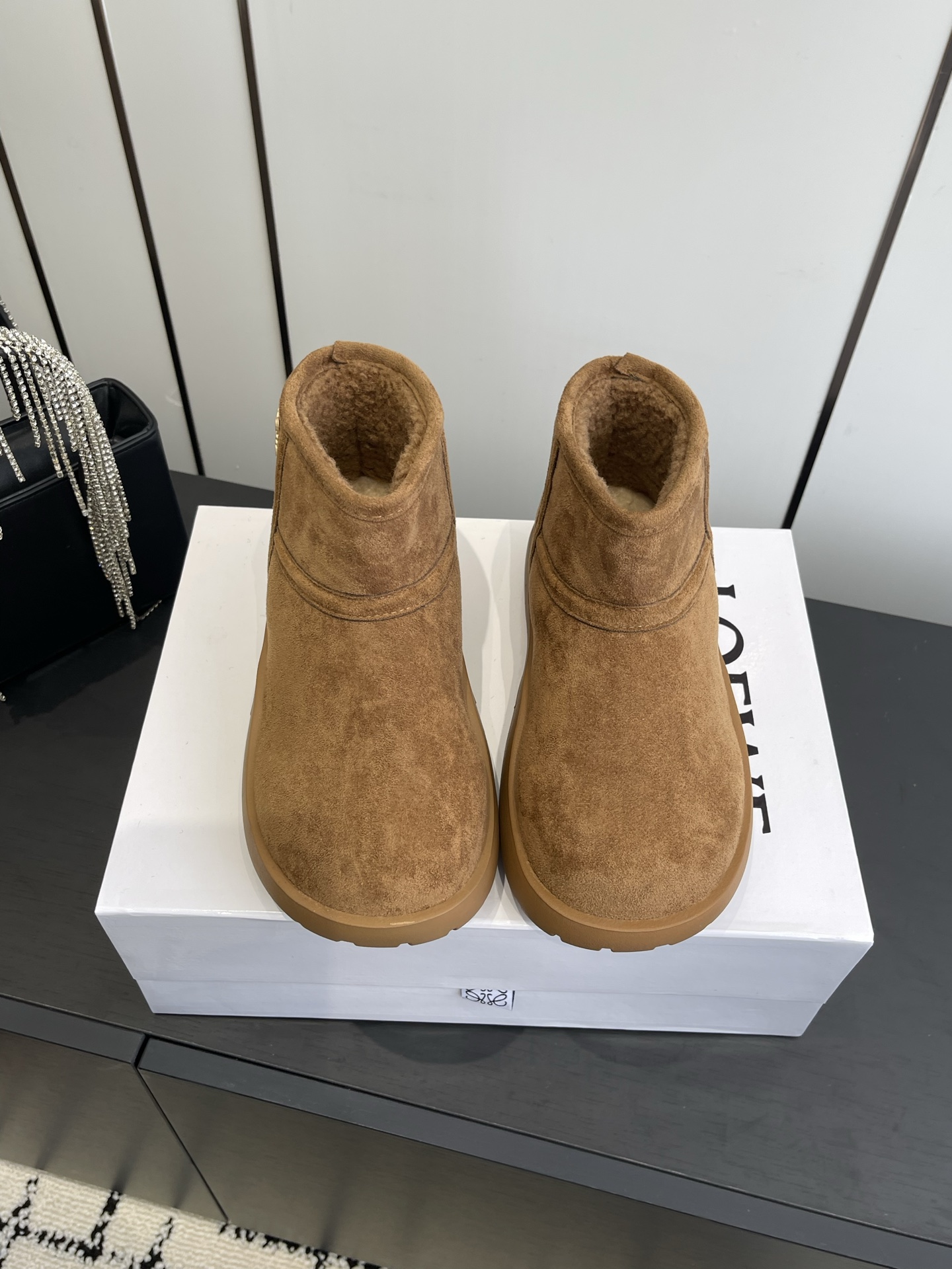 NO:543895,LOEWE 25ss Autumn and Winter Luo Yiwei also has his own snow boots!  Luo Yiwei fur integrated boots, I said that the boots that can keep warm and be so light and soft can only be Luo Yiwei. The material of sheep-fur integrated under the craftsmanship of a century-old handicraft workshop is light and soft, very light and soft. The suede craftsmanship made on the outside has the texture of suede, but is very durable!  !  !  C Who can refuse such a pair of warm, light, soft and flat boots? Authentic purchase and development Perfect reproduction Designer launches the concept of originality and appropriation in the fashion industry. Inheritance and classics come from Loewe. I can only say that the feet feel invincible and warm only when I wear them. The original fabric lamb fur integrated (cold-proof and warm) large sole open mold-proof anti-slip sole size 35-40 (40 customized), fur shoes and snow boots, loewe, loewe, boots, sheepskin, chamois leather19860909LOEWE 25ss 秋冬 罗意威 也有自己的雪地靴了！ 罗意威皮毛一体靴俺就说能保暖还能这么轻这么软乎的靴子也只能是罗意威了吧羊皮毛一体的材质 在百年手工坊的工艺下,轻盈柔软,非常轻非常软糯 外面做的正绒面工艺,有麂皮的质感的同时,但非常的经久耐用！！！ C这么一双又保暖、又轻盈又软平的靴子谁能拒绝. 正品购入开发 完美复刻 设计师推出探索时尚界对于原创与挪用的概念 传承与经典来自 Loewe 只能说脚感无敌保暖只有穿上的那一刻才懂 面料原版羊羔毛皮毛一体（防寒保暖） 大底原版开模防滑鞋底 码数35-40（40订做）,毛毛鞋雪地靴,loewe,loewe,boots,sheepskin,chamois leather,Women's Shoes