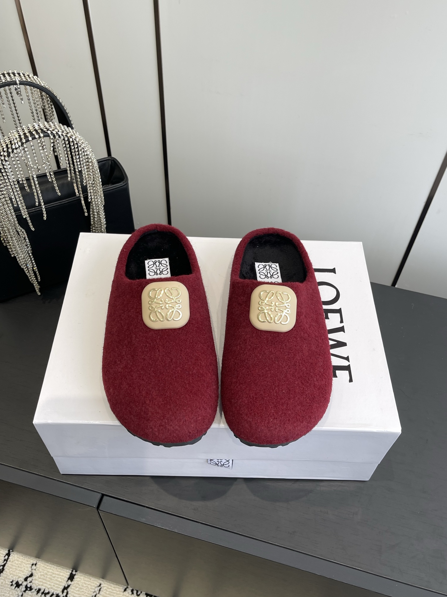 NO:543891,LOEWE 25ss new style of autumn, fur slippers, Ease three-in-one petal head, full-skin wrapped boken shoes, imported lamb wool material, extremely comfortable, beautiful and practical, comfortable but not monotonous fur slippers, imported upper, integrated fur, inner fur/body, whole foot pad wrapped full real wool, wear-resistant pu outsole, size 35-40 (40 customized), semi-torque fur shoes, loewe, loewe, slippers19860909LOEWE 罗意威 25ss开秋新款 毛拖鞋 Ease三连花瓣头 全皮包裹博肯鞋 进口羊羔毛材质 舒适度极高,非常具有辨识度,美貌与实用并存舒适而不单调的毛拖鞋 鞋面进口皮毛一体,内里皮毛/体,整个垫脚包裹全真羊毛,耐磨pu大底 码数35-40（40订做）,半拖毛毛鞋,loewe,loewe,slippers,Women's Shoes