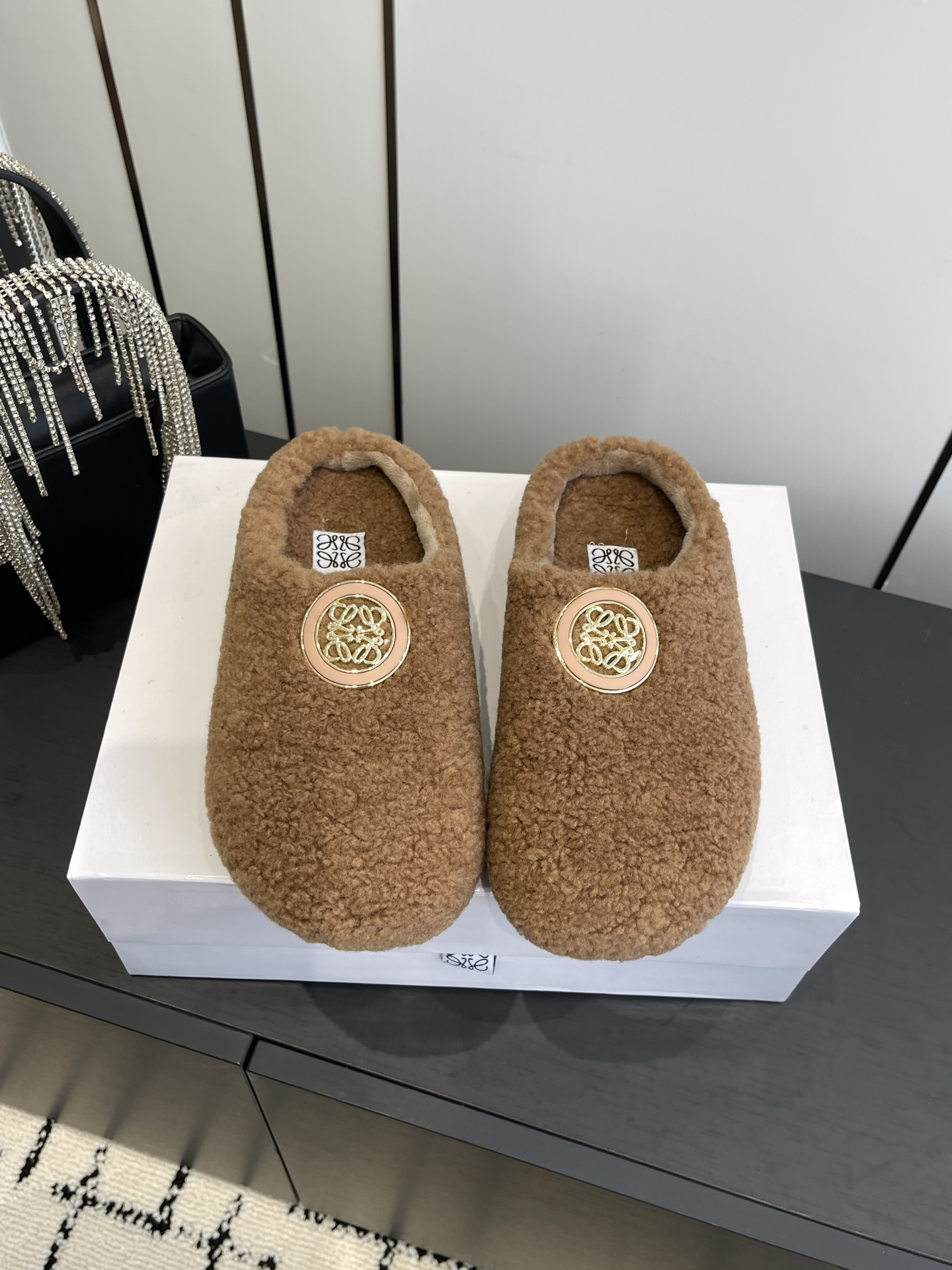 NO:694586,Brand new shoes, special price, clearance, non-refundable, non-exchangeable, first come first served, remaining sizes 36/1 37/2 39/1 40/1, semi-slip fur shoes19860909全新鞋子特价清货不退不换先报先得 剩余码数36/1 37/2 39/1 40/1,半拖毛毛鞋,Women's Shoes