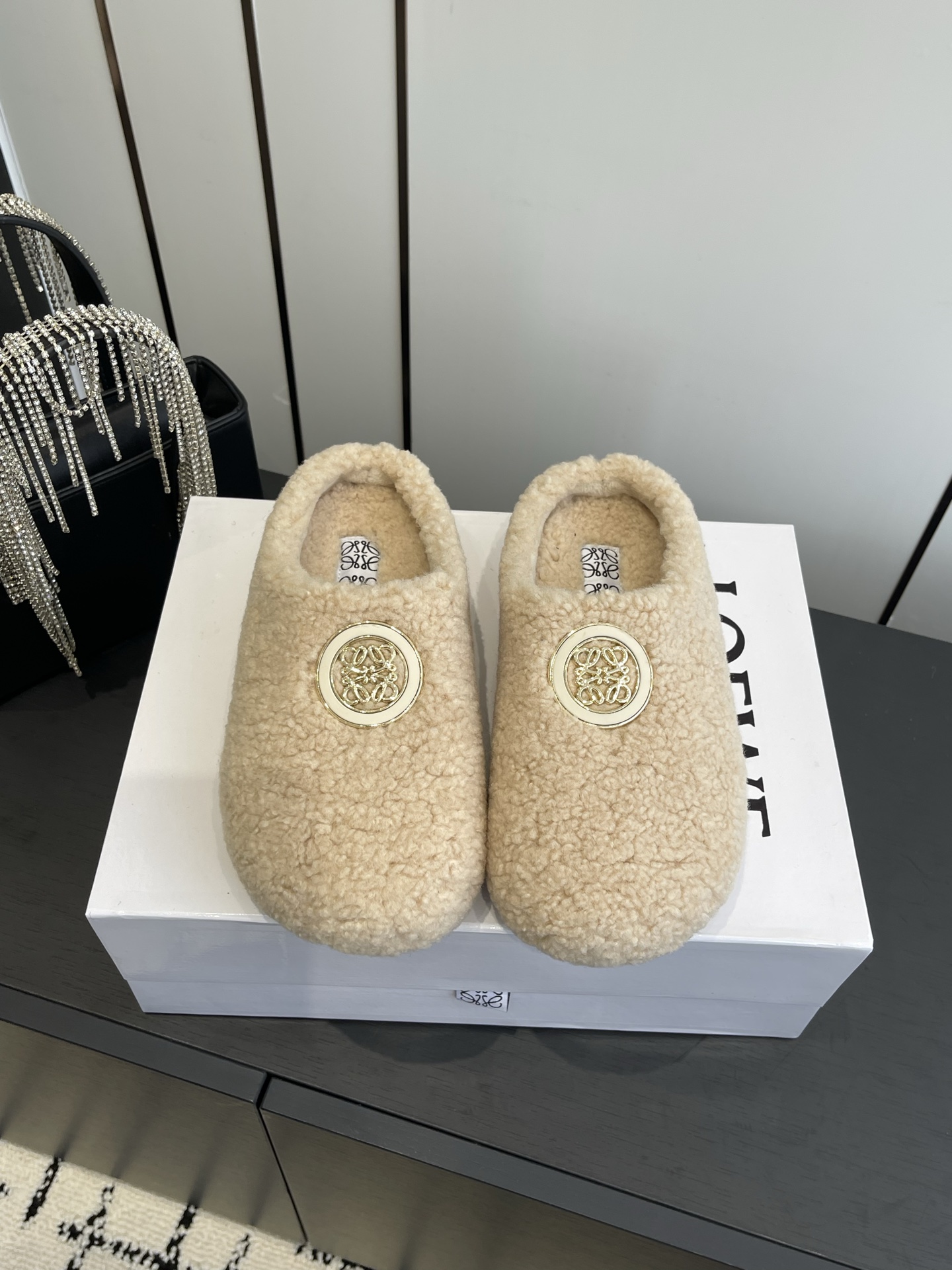 NO:543893,LOEWE 25ss new style of autumn, fur slippers, Ease three-in-one petal head, full-skin wrapped boken shoes, imported lamb wool material, extremely comfortable, beautiful and practical, comfortable but not monotonous fur slippers, imported upper, integrated fur, inner fur/body, whole foot pad wrapped full real wool, wear-resistant pu outsole, size 35-40 (40 customized), semi-torque fur shoes, loewe, loewe, slippers19860909LOEWE 罗意威 25ss开秋新款 毛拖鞋 Ease三连花瓣头 全皮包裹博肯鞋 进口羊羔毛材质 舒适度极高,非常具有辨识度,美貌与实用并存舒适而不单调的毛拖鞋 鞋面进口皮毛一体,内里皮毛/体,整个垫脚包裹全真羊毛,耐磨pu大底 码数35-40（40订做）,半拖毛毛鞋,loewe,loewe,slippers,Women's Shoes