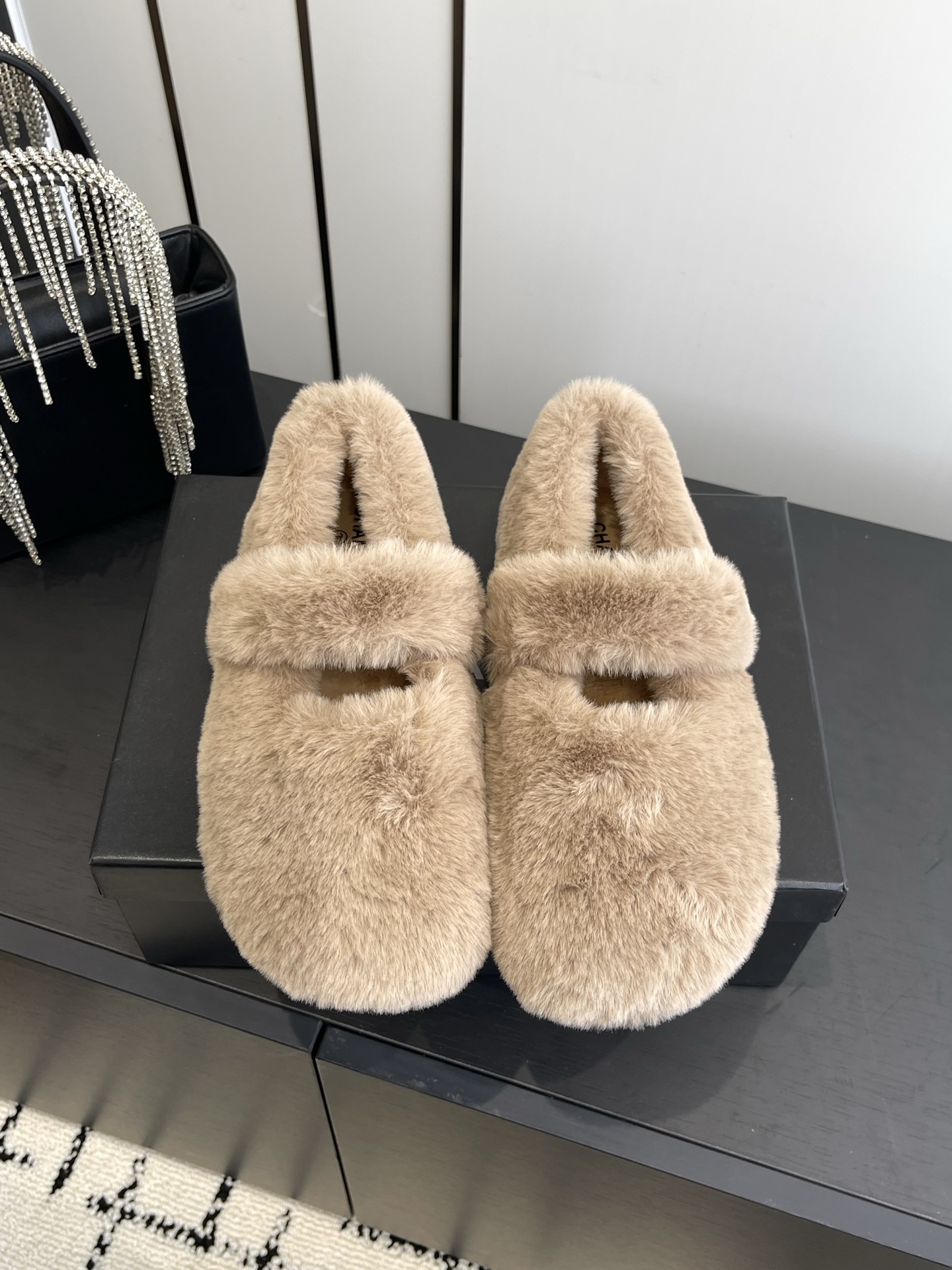 NO:543905,Chanel Chanel 25ss new autumn and winter wool Mary Jane This furry Mary Jane is really cute. Soft and fluffy fur, comfortable and warm feet! Increases leg length. Matching socks in autumn and winter is casual and lazy. The feet are really beautiful and fashionable! So beautiful! Imported wool, feels delicate, soft and silky. Original molded rubber sole, size 35-40 (customized in 40), fur shoes, chanel, chanel, mary  jane,socks19860909Chanel 香奈儿 25ss 秋冬季新款 羊毛玛丽珍 这款毛毛玛丽珍真的是真太可爱了 柔软蓬松的毛毛,舒服暖脚! 增高显腿长 秋冬搭配袜子休闲又慵懒 上脚真的好看又时髦!美腻美爆了! 进口羊毛,手感细腻柔软丝滑 原版开模橡胶底 码数35-40（40订做）,毛毛鞋,chanel,chanel,mary jane,socks,Women's Shoes