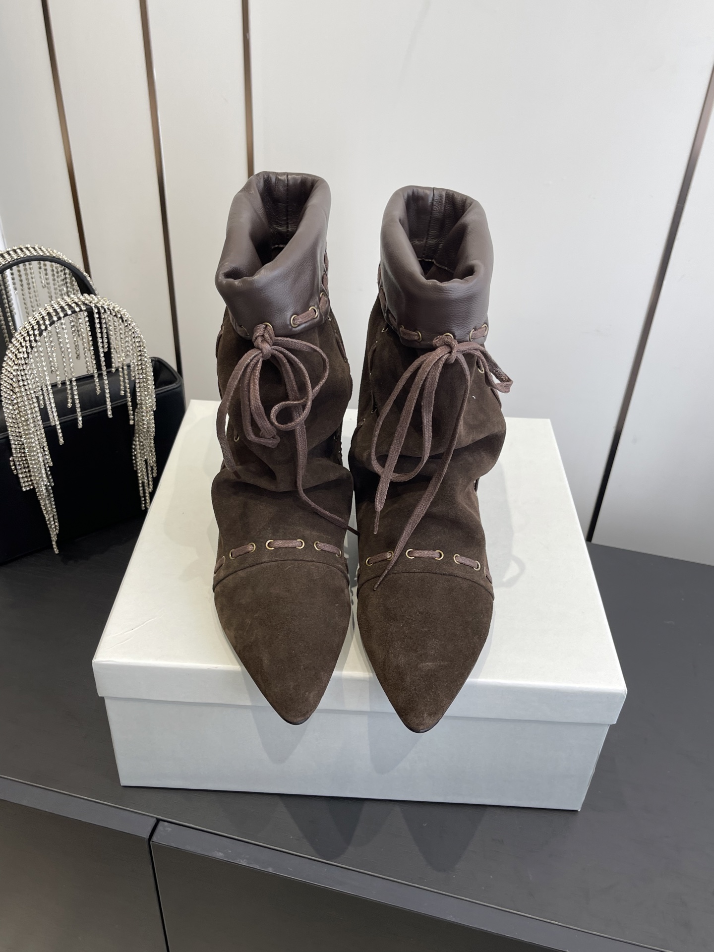 NO:543900,Unfolio niche brand new autumn and winter retro boots stacked knee-length boots stacked ankle boots black selected calf leather smooth and delicate, natural and smooth texture, firm and shiny, low-key and elegant texture Reverse cowhide leather has a lazy and casual temperament, soft and gentle touch, and it fits the feet more and more as you wear, showing a relaxed and comfortable style. The inner part is made of high elastic fabric material. It is not stuffy in spring and summer. The wrapping feeling in autumn and winter is full. It has warmth and comfortable skin-friendly. It not wears for a long time. It is made of super soft rubber material. It is excellent in flexibility and can bend flexibly with the pace. It also has reliable anti-slip performance. It makes every step stable and comfortable. Size: 35-39 (customized for 40.41), boots, boots, cowhide19860909Unfolio 小众品牌 秋冬新款 复古长靴 堆叠感及膝靴 堆叠感踝靴 黑色甄选小牛皮 皮质光滑细腻,纹理自然流畅 触感紧实且富有光泽 呈现低调优雅的质感 反毛牛皮款则自带慵懒随性气质 绒面触感柔和温润 随穿着愈发贴合足部 尽显松弛自在的风格 内里均采用高弹织物材质 春夏季节穿着不闷脚 秋冬包裹感拉满 兼具保暖性与舒适亲肤性 既修饰腿部线条 久穿不累 鞋底选用超软橡胶材质 柔韧度优异 能随步伐灵活弯曲 同时具备可靠的抗滑性能 让每一步都稳健舒适 码数: 35-39（40.41定做）,靴子,boots,cowhide,Women's Shoes