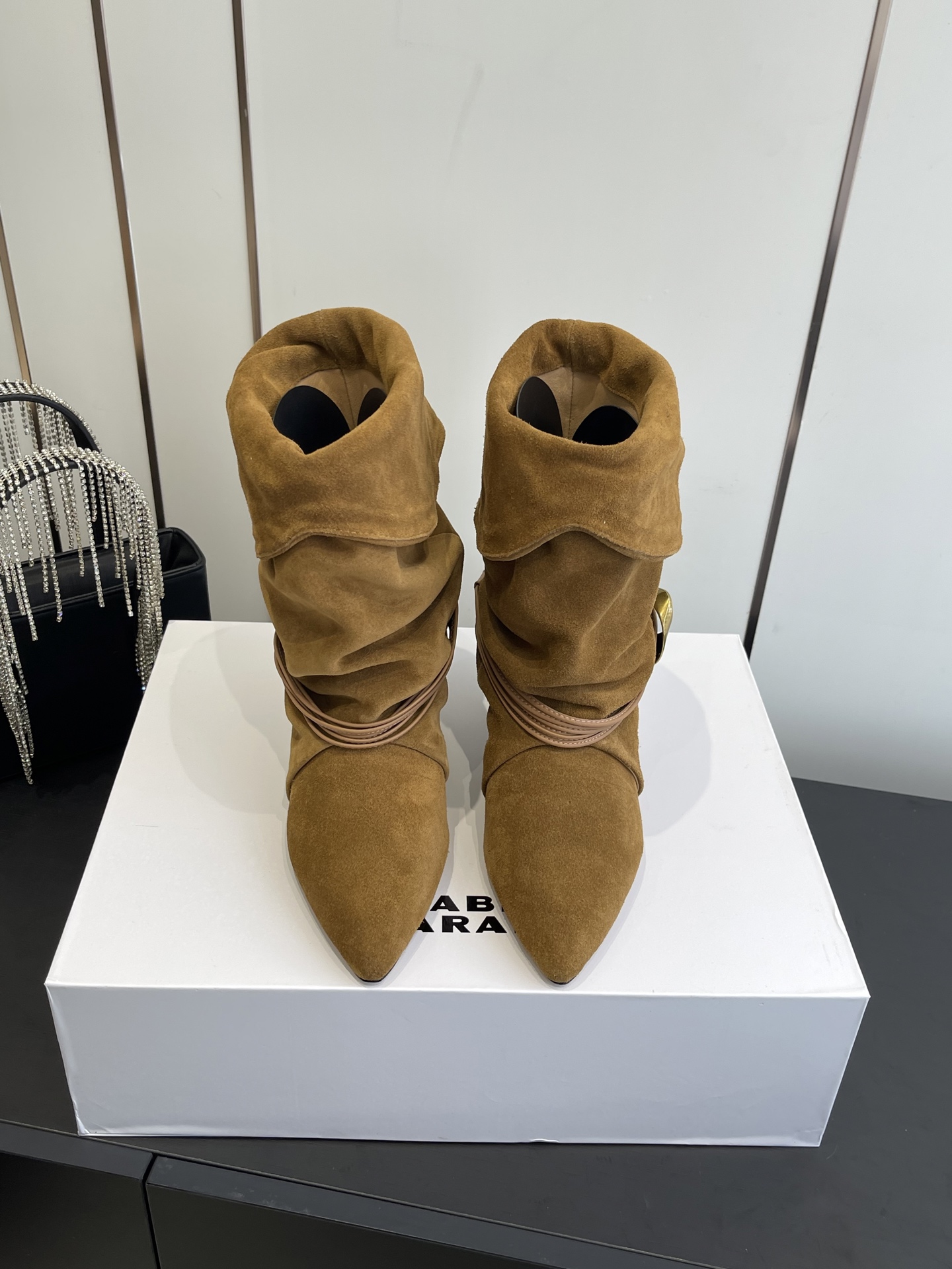 NO:543902,ISABEL MARANT 25ss new suede kitten heel pile boots are made of suede material, giving a warm and soft texture, with a retro atmosphere. The shoe can be folded to add a casual style; the shoe body is equipped with multiple circles of brown straps and decorated with metal rings to enhance the design and precision; the pointed-toe design is combined with a thin heel, which adds a feminine elegance while modifying the shape of the feet, and the thin heel design is easier to control than the high heel. Paired with a mid-length skirt with retro patterns, creates a retro French style, suitable for daily outings or dates, showing romantic and retro mood. Paired with black leggings or jeans, choose a white sweater or a simple shirt on the top to highlight the design sense of the shoes, creating a simple and fashionable daily style. Upper cowhide/suede inner cowhide, outsole leather large sole  35-40 (40 custom made), boots, boots, skirts, jeans, sweaters, shirts, cowhide, chamois leather, Leather soles19860909ISABEL MARANT 25ss新款 麂皮小猫跟堆堆靴 采用绒面材质,呈现出温暖柔和的质感,自带复古氛围.鞋筒可翻折,增添随性风格；鞋身配有多圈棕色绑带,搭配金属圆环装饰,提升设计感与精致度；采用尖头设计,结合细跟,在修饰脚型的同时,增添女性优雅气质,且细跟设计相比高跟更易驾驭. 搭配带有复古花纹的中长裙,打造复古法式风格,适合日常出街或约会,尽显浪漫复古情调. 搭配黑色紧身裤或牛仔裤,上衣选择白色毛衣或简约衬衫,突出鞋子的设计感,打造简约又不失时尚的日常造型. 鞋面牛皮/麂皮 内里牛皮 大底真皮大底 码数35-40（40订做）,靴子,boots,skirts,jeans,sweaters,shirts,cowhide,chamois leather,Leather soles,Women's Shoes