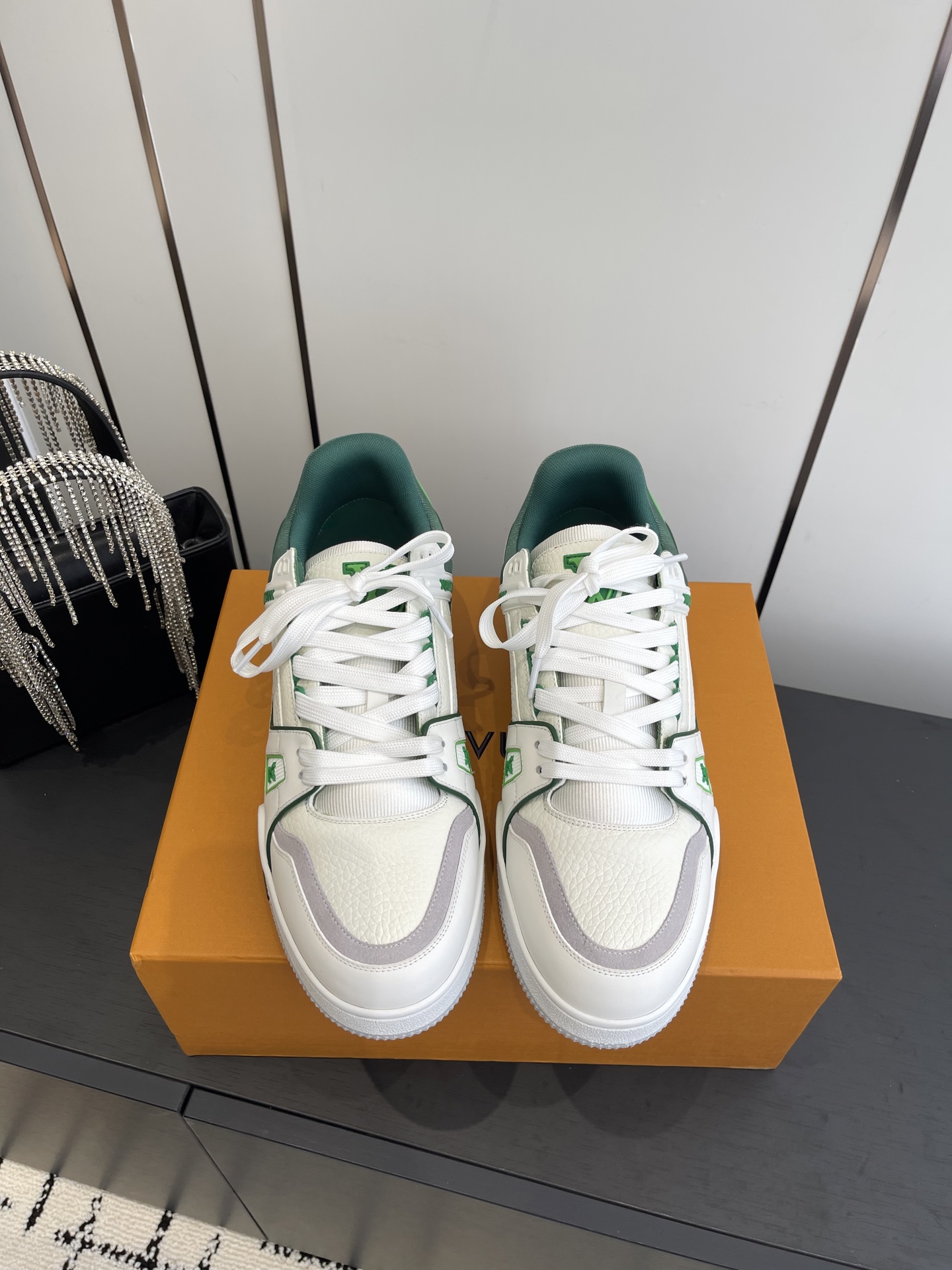 NO:545139,LV TARINE LV Sneaker Skateboard Shoes Original Purchase and Development Made Production This LV Trainer sneakers are made of cowhide leather to create complex uppers, which require hours of ingenious sewing to complete. The classic configuration is from Virgil Abloh, showing the inspiration of retro basketball shoes Fabric: Original custom-made top layer cowhide Inner: Original custom breathable net Outsole: Original open-mode two-color TPU combination sole Size 35-46 (for women 40 and 46 for men 46), casual shoes/sports shoes, louis vuitton, louis vuitton, louis vuitton, louis vuitton, sneakers, cowhide19860909LV TARINE 路易威登L家运动鞋 滑板鞋 原版购入开发 做货 本款LV Trainer 运动鞋选用牛皮革塑造繁复鞋面,需要数小时的匠心缝制方可完成.经典构型出自 Virgil Abloh 之手,展现复古篮球鞋的灵感启发 面料: 原版定制头层牛皮 内里: 原版定制透气网里 大底: 原版开模双色TPU组合大底 码数35-46（女40 男46订做）,休闲鞋/运动鞋,louis vuitton,louis vuitton,louis vuitton,sneakers,cowhide,Women's Shoes