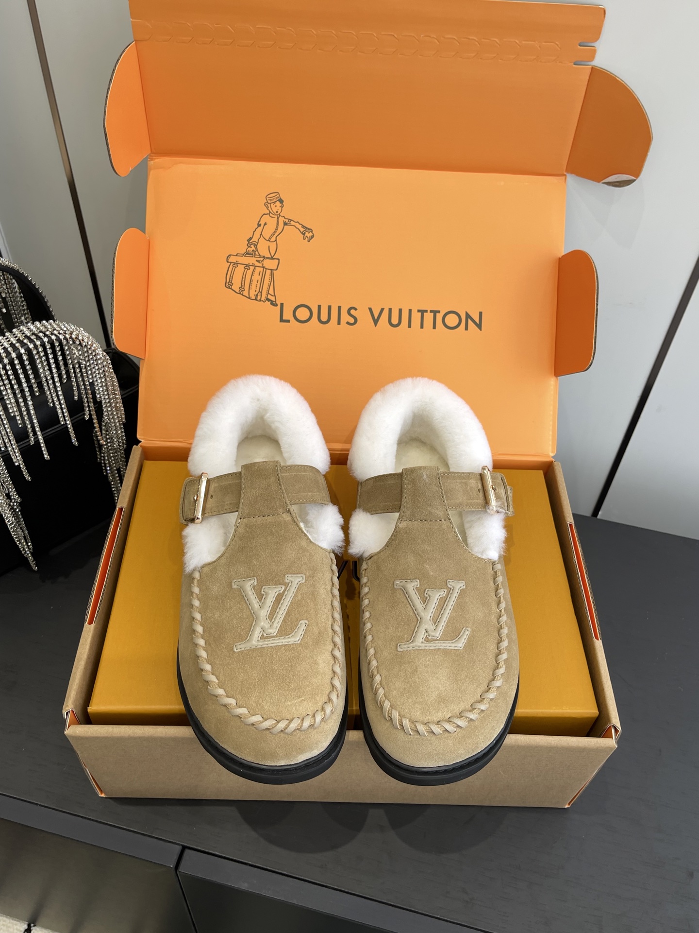 NO:545133,Louis Vuitton Colorado series Plush Mary Jane Furry shoes Colorado Plush Mary Jane Shoes with suede leather velvet texture Paired with soft and warm fur lining Upper Letter stitching and adjustable lace inscription buckles to enrich brand details Light and micro outsole perfect trendy style Fabric using original imported cowhide Inner footbed wool Original custom non-slip rubber foam outsole Size 35-39 (40 custom made), loafers furry shoes, louis vuitton, louis vuitton, loafers, mary jane, cowhide19860909Louis Vuitton 路易威登 Colorado系列 毛绒 玛丽珍 毛毛鞋 Colorado 毛绒玛丽珍鞋以绒面牛皮革呈现丝绒质感 搭配柔暖羊毛皮内衬 鞋面的 字母缝线和可调节鞋带的铭纹搭扣共同丰富品牌细节 轻盈微型外底完善潮流格调 面料采用原版进口头层牛皮 内里垫脚羊毛 原版定制防滑橡胶发泡大底 码数35-39（40订做）,乐福鞋毛毛鞋,louis vuitton,louis vuitton,loafers,mary jane,cowhide,Women's Shoes