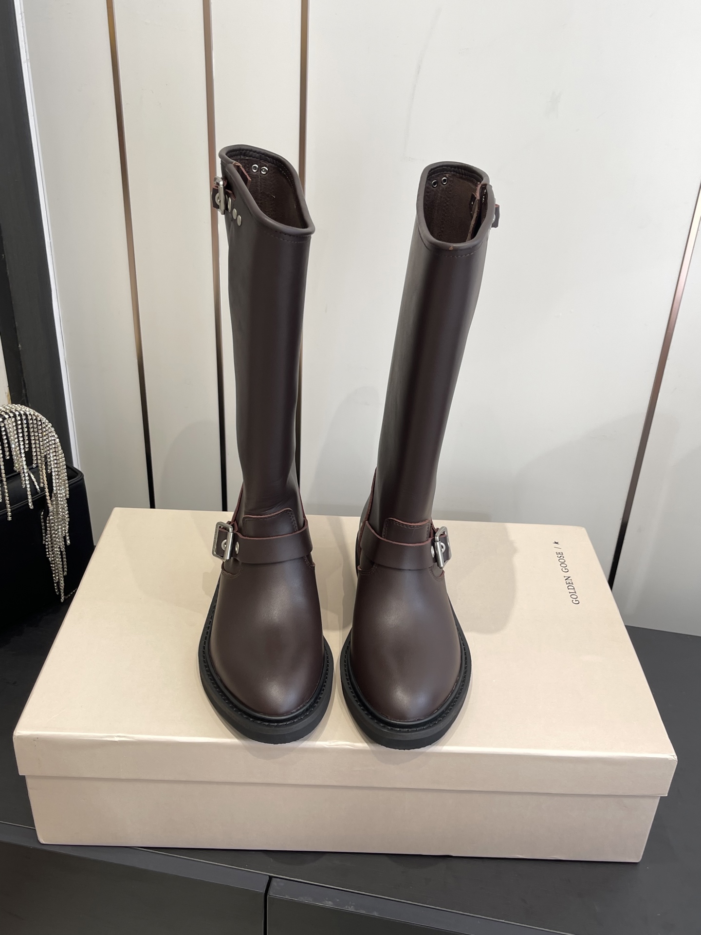 NO:546017,GGDB Golden Goose 25ss autumn and winter new style Retro boots Knight boots are made of high-quality genuine leather. The texture is delicate and durable. It can present a good luster. It belongs to the high-tube knight boot style. The shoe body has metal buckle elements. It adds a retro and cool style. The shoe shape is neat. The boots are moderately high. It has a good decoration effect on the leg lines. Paired with black leather jackets. Black leggings. Paired with metallic accessories, it creates a cool and cool style with motorcycle style. Dark brown style can be matched with a checkered suit. High waist straight jeans create a retro and modern atmosphere. Imported top layer calfskin on the upper, inner cowhide original open mold rubber sole + leather edge strip combination sole. Size 35-40 (customized for 40), boots, boots, jeans, jackets & coats, business  suit,cowhide19860909GGDB Golden Goose 25ss秋冬新款 复古长筒靴骑士靴 采用优质真皮制作 质感细腻且耐用 能呈现出良好的光泽感 属于高筒骑士靴款式 鞋身带有金属扣饰元素 增添了复古与酷感风格 鞋型利落 靴筒高度适中 对腿部线条有较好的修饰作用 搭配黑色皮夹克 黑色紧身裤 再配上金属质感的配饰 打造出机车风的酷帅造型 深棕色款可搭配格纹西装 高腰直筒牛仔裤 营造出复古摩登的氛围 鞋面进口头层小牛皮 内里牛皮 原版开模橡胶底+真皮沿条组合大底 码数35-40（40定做）,靴子,boots,jeans,jackets & coats,business suit,cowhide,Women's Shoes