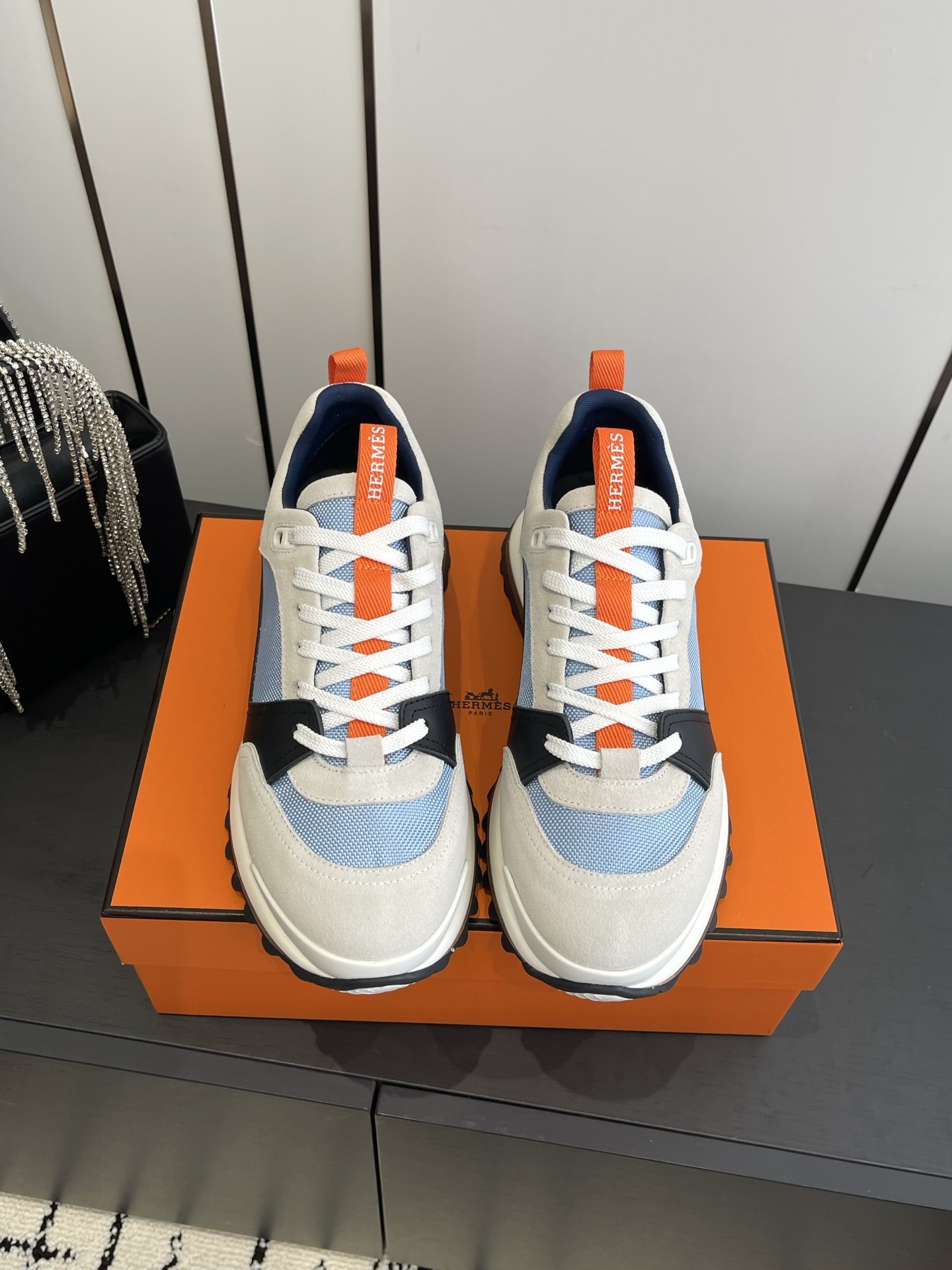 NO:558886,HERMES Hermès 25ss new product, men's casual sports shoes, upper Nappa calfskin, suede sheepskin leather, brand high mercerized canvas tongue, heel, brand logo webbing, foot pads, water-dyed cowhide, ultra-light TPU foam, rubber, two-color molded outsole, ultra-high quality control, fine workmanship, high-end, luxury, grade  Size 39-45, casual shoes/sports shoes, hermes, hermes, sneakers, cowhide, sheep19860909HERMES 爱马仕 25ss新品 男款 休闲运动鞋 鞋面纳帕小牛皮 反绒羊京皮 品牌高丝光帆布鞋舌 后跟 品牌logo织带 垫脚水染牛皮 超轻TPU发泡 橡胶 双色成型大底 超高品控·做工精细凸显 高端 贵气 档次 码数39-45,休闲鞋/运动鞋,hermes,hermes,sneakers,cowhide,sheep,Women's Shoes