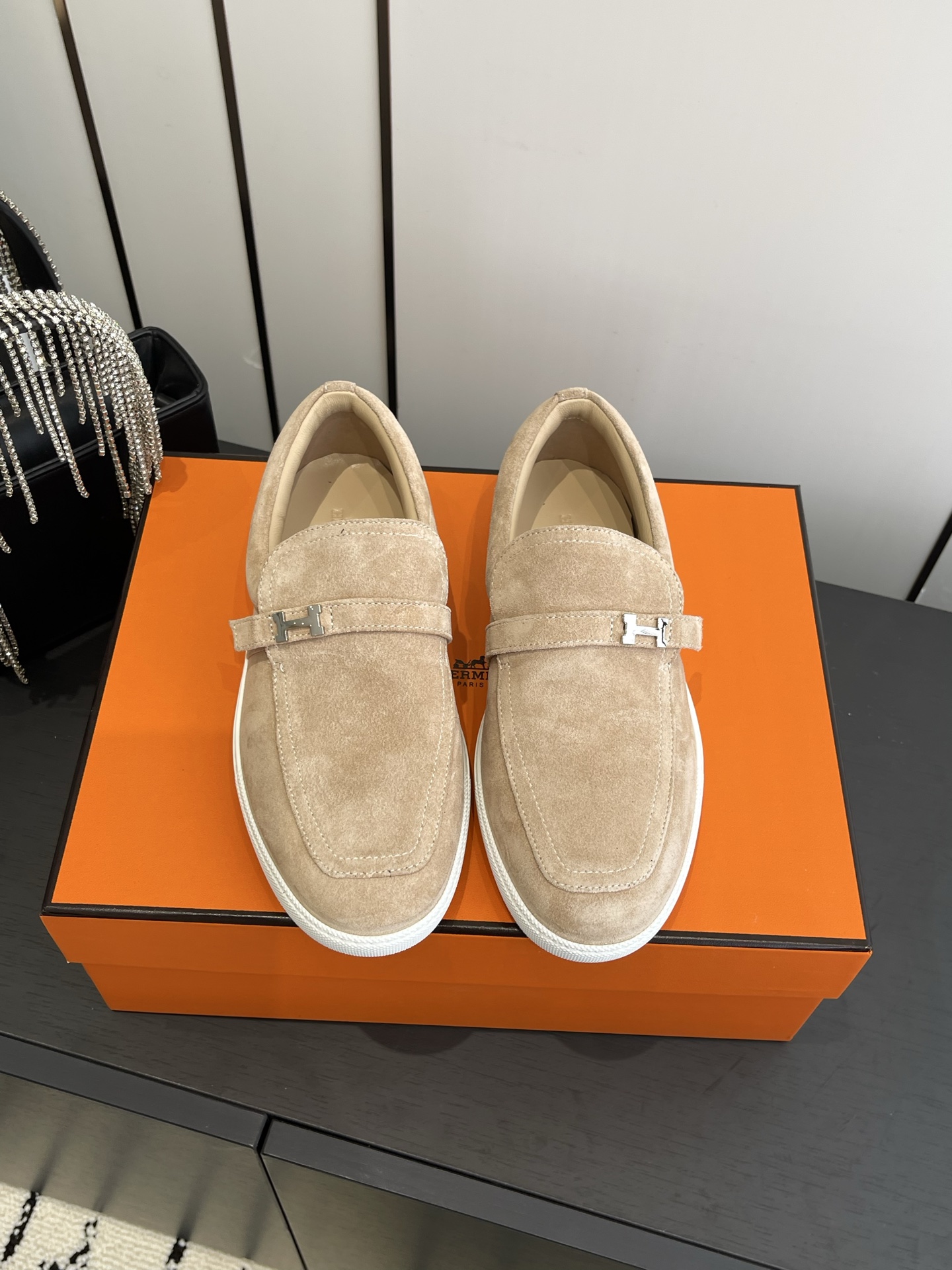 NO:558885,Women's Men's Hermes Classic H Couple Loafers British Retro Design Enduring Casual Simple Style Lace-Free Casual Sports Shoes Comfortable Casual Versatile Fabric: Cow suede/calfskin Lining: Sheepskin lining Outsole: Original molded outsole Size 35-45 (female 40  Men's 45 (custom-made), loafers, hermes, hermes, loafers, sneakers, cowhide, sheepskin19860909女款 男款 Hermes 爱马仕 经典H 情侣款乐福鞋 英伦复古设计 经久不衰 休闲 简约风格免系带休闲运动鞋 舒适 休闲 百搭  面料: 牛反绒/小牛皮 内里: 羊皮内里 大底: 原版开模大底 码数35-45（女40 男45订做）,乐福鞋,hermes,hermes,loafers,sneakers,cowhide,sheepskin,Women's Shoes