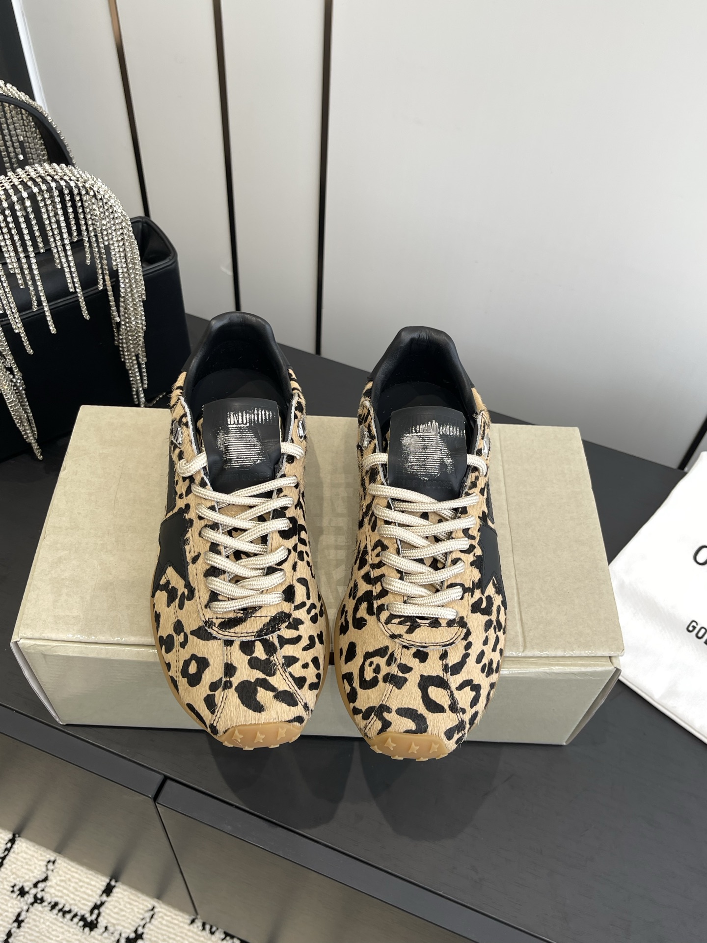 NO:560151,Top version Marathon series sports shoes, moral training shoes, upper horse hair material, lining cowhide, comfortable and breathable, original rubber non-slip outsole, size 35-41 [40.41 customization], casual shoes/sports shoes, sneakers, cowhide19860909顶级版本 马拉松系列运动鞋 德训鞋 鞋面马毛材料 内里垫牛皮 舒适透气 原版橡胶防滑大底 尺码35-41 [40.41定制],休闲鞋/运动鞋,sneakers,cowhide,Women's Shoes